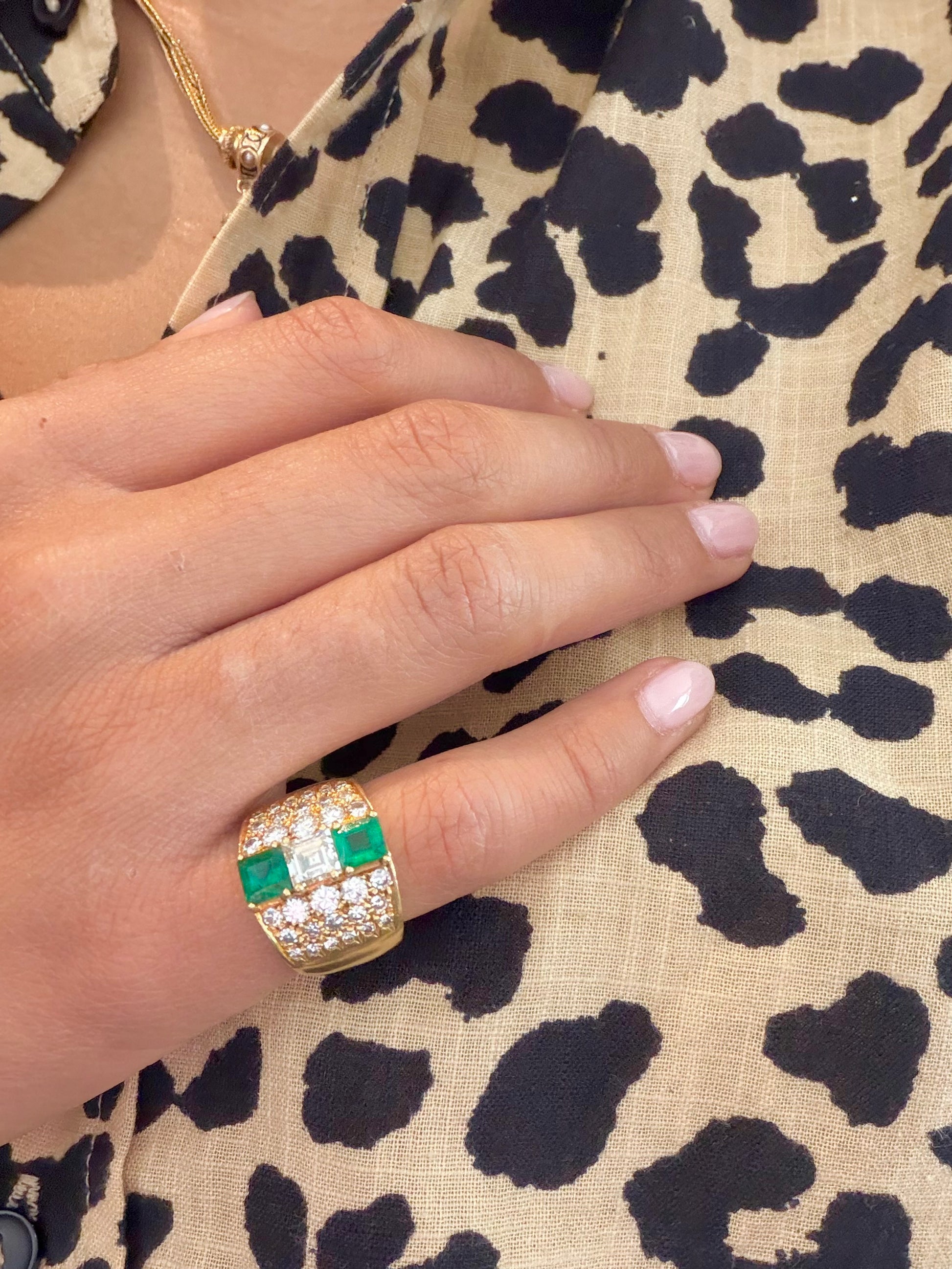 "Candice" Bague Bandeau en or jaune, émeraudes et diamants
