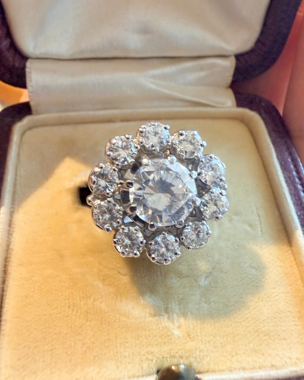 «  Alexandrine »  Bague Marguerite en platine et diamants