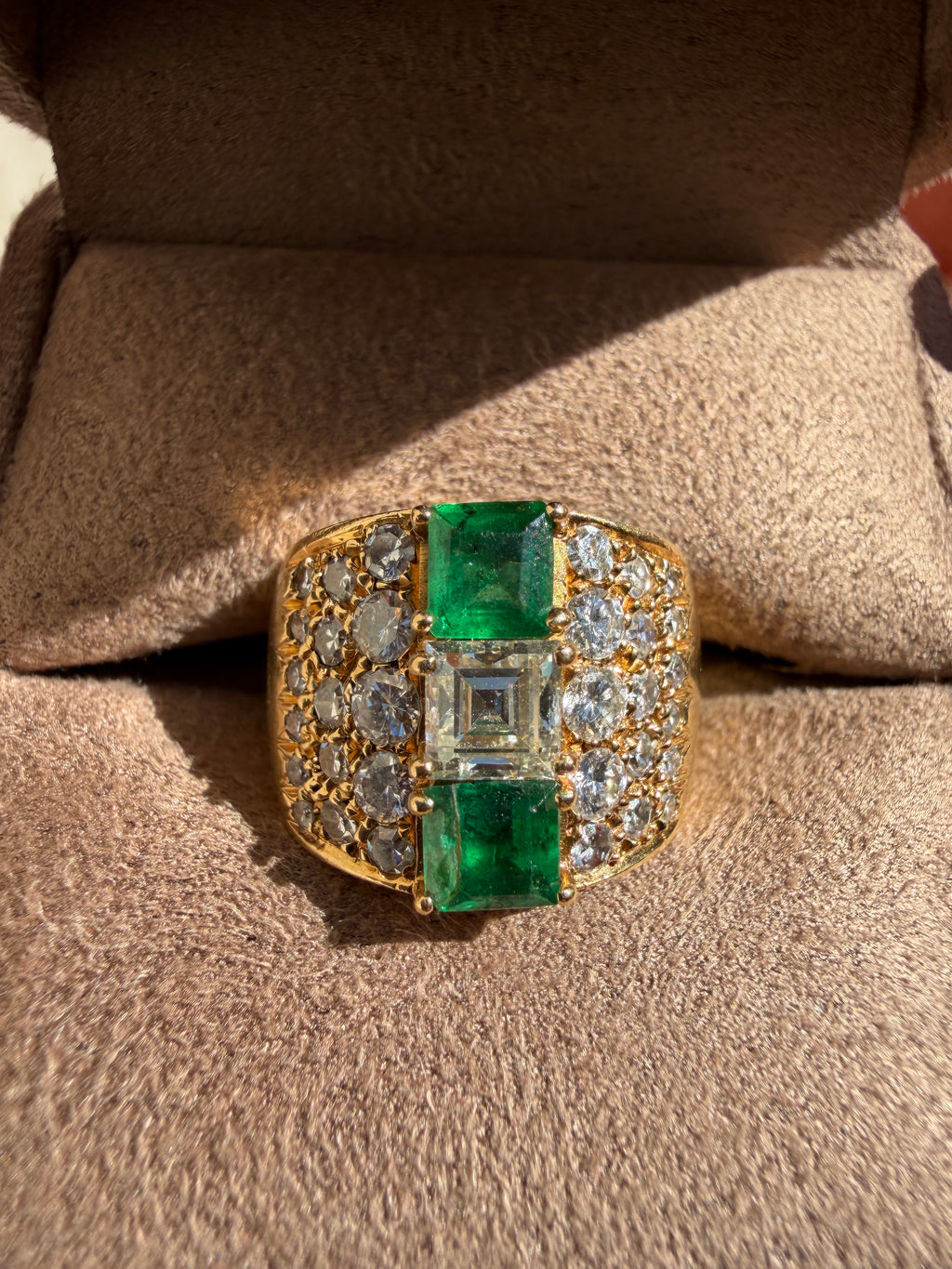 "Candice" Bague Bandeau en or jaune, émeraudes et diamants