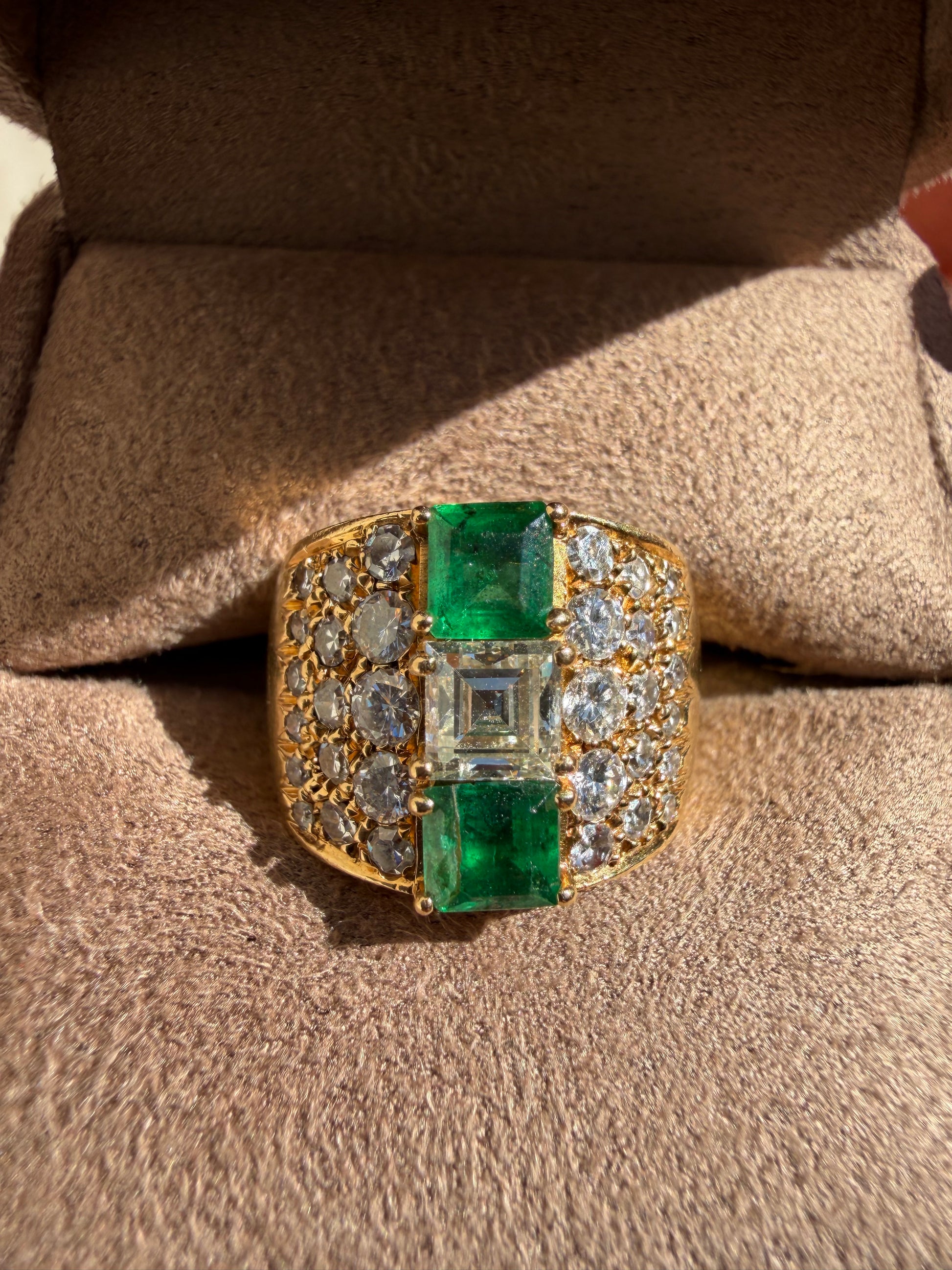 "Candice" Bague Bandeau en or jaune, émeraudes et diamants