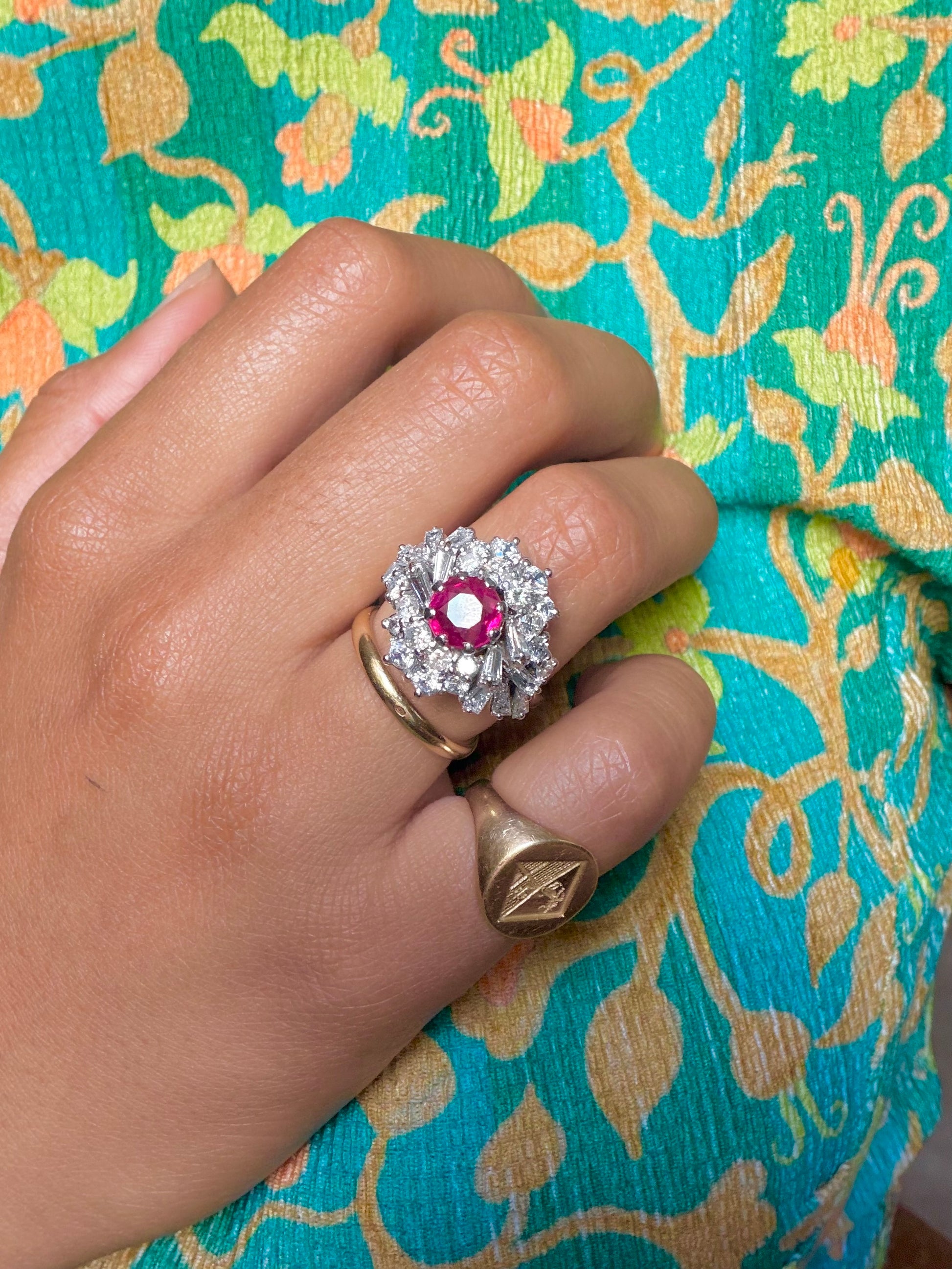 "Héloïse" Bague Dôme en or banc rubis et diamants.
