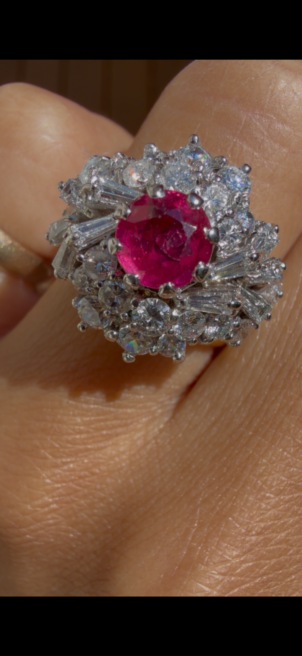"Héloïse" Bague Dôme en or banc rubis et diamants.