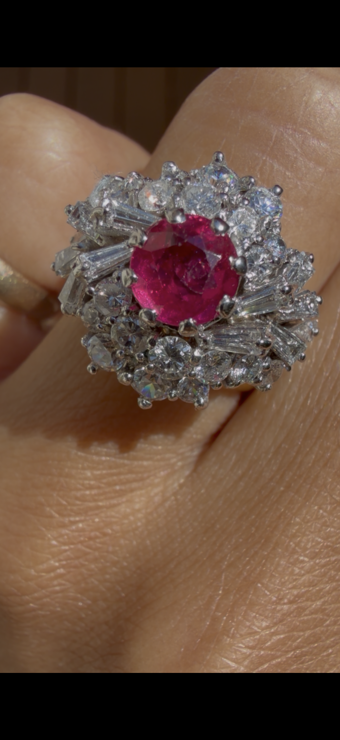 "Héloïse" Bague Dôme en or banc rubis et diamants.