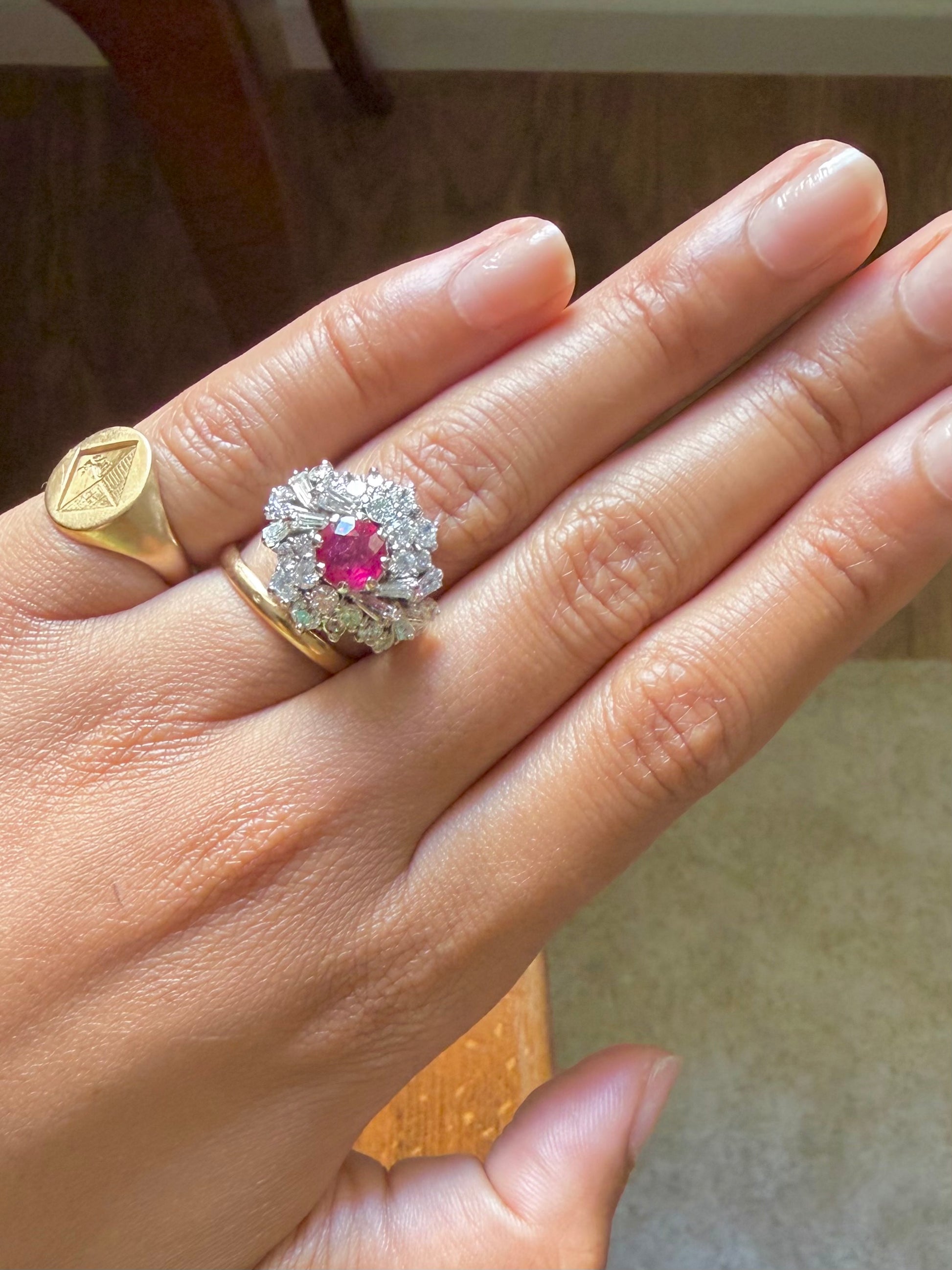 "Héloïse" Bague Dôme en or banc rubis et diamants.