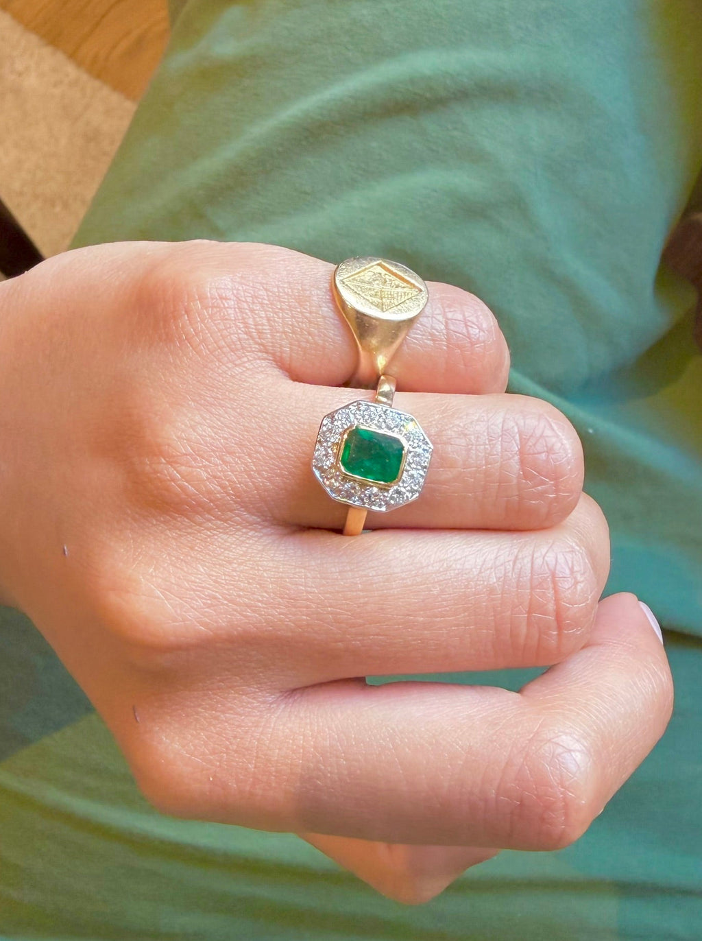 « Mahaut » Bague entourage en or jaune émeraude et diamants