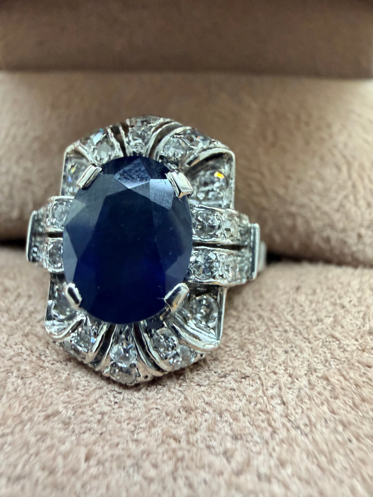 "Antoinette" Bague art déco en or blanc saphir et diamants