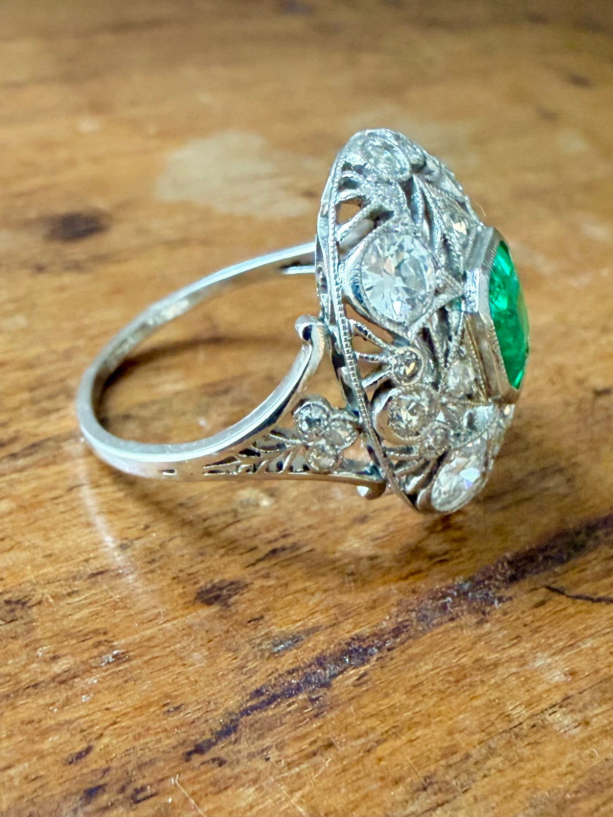" Marie" Bague entourage dentelle en or blanc émeraude et diamants
