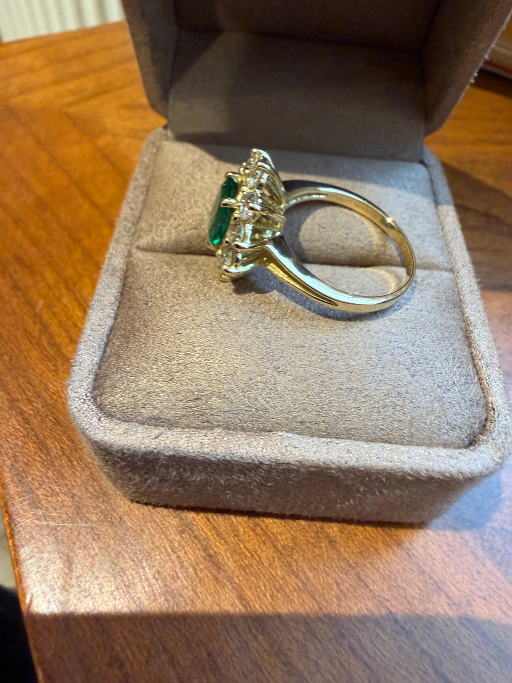 "Cécile" Bague Pompadour en or jaune, émeraude et diamants