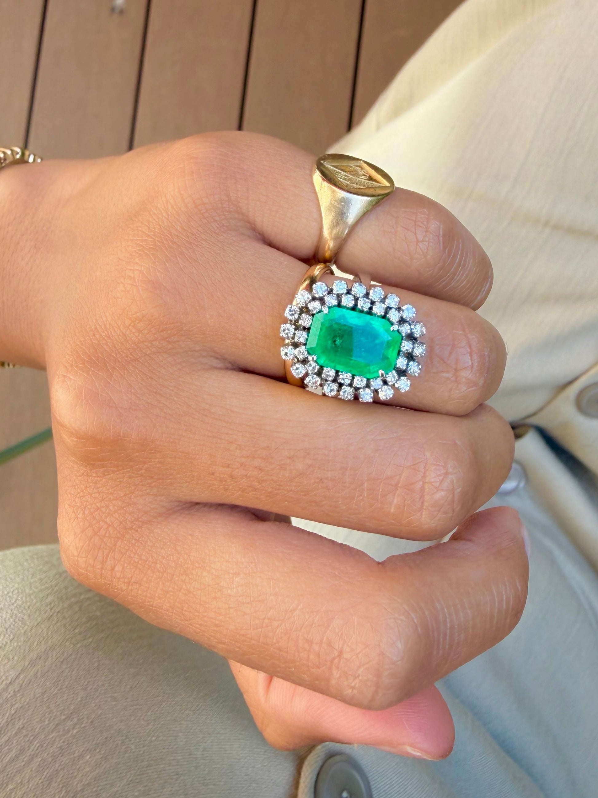 "Aurore" Bague Pompadour en or blanc, émeraude et diamants