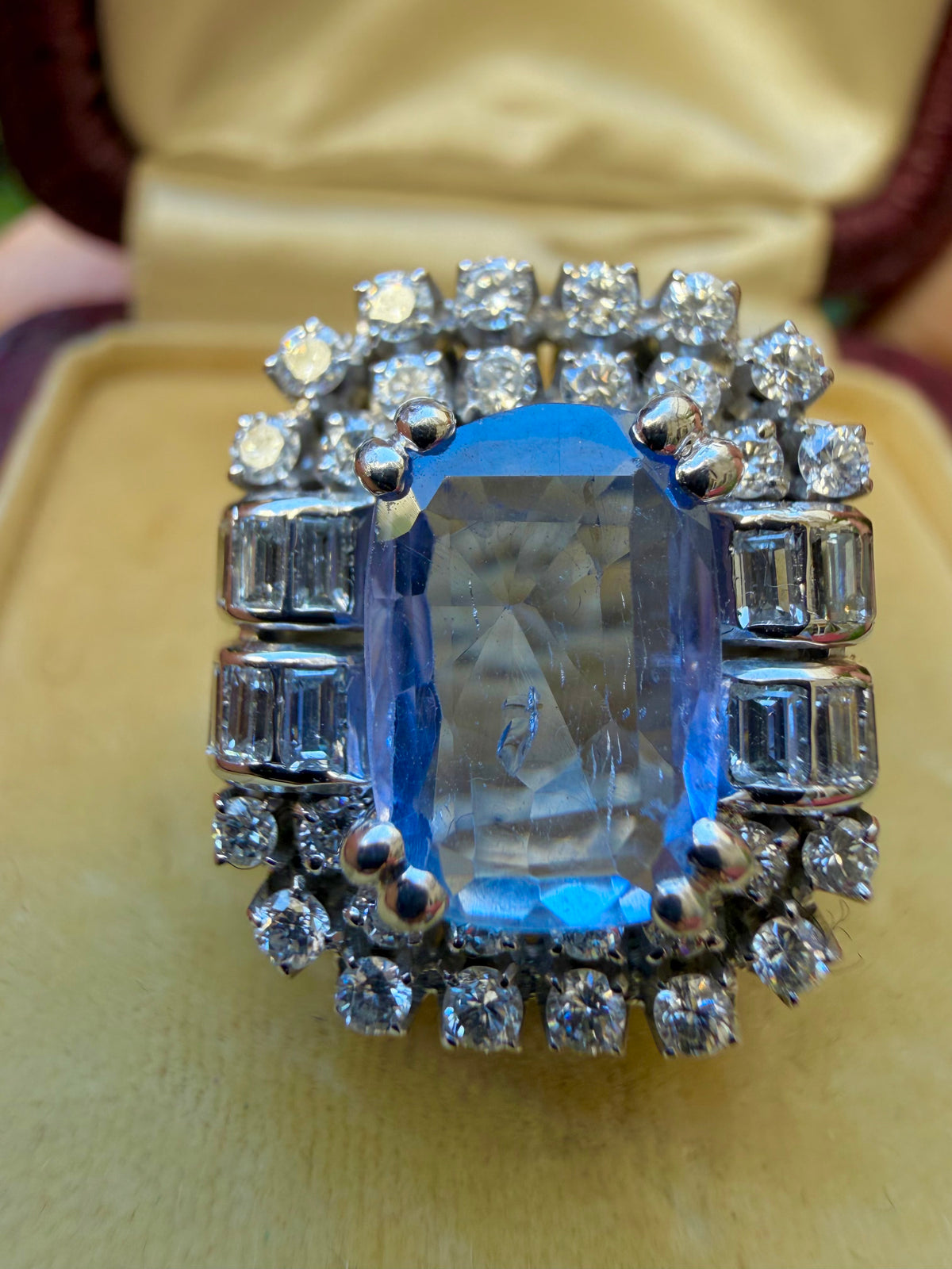« Bérénice » Bague Pompadour en or blanc saphir Ceylan et diamants