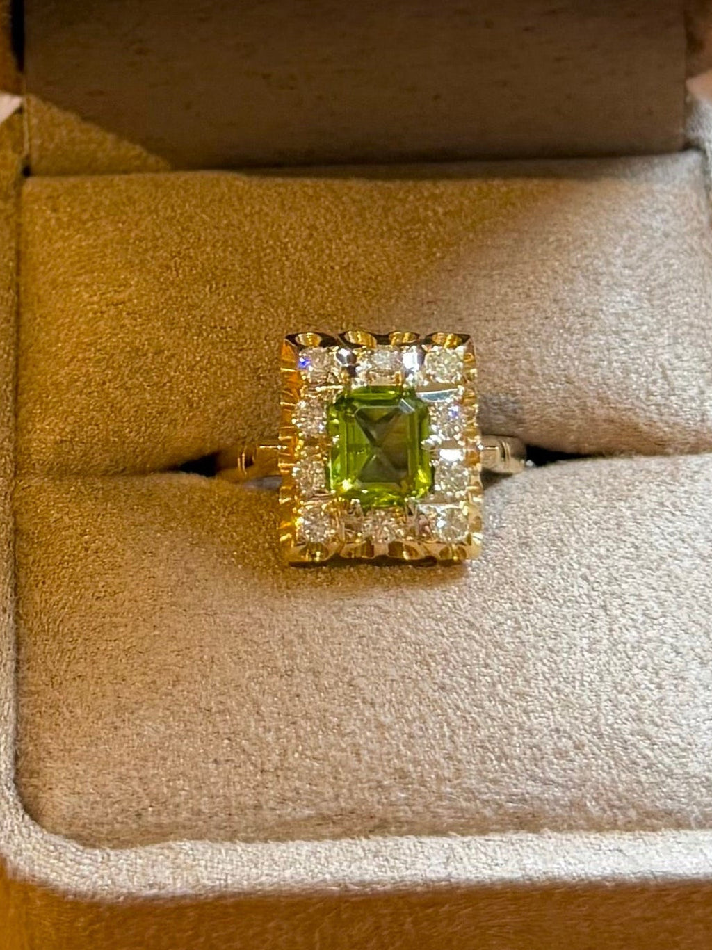 "Amandine" Bague entourage en or jaune, péridot et diamants