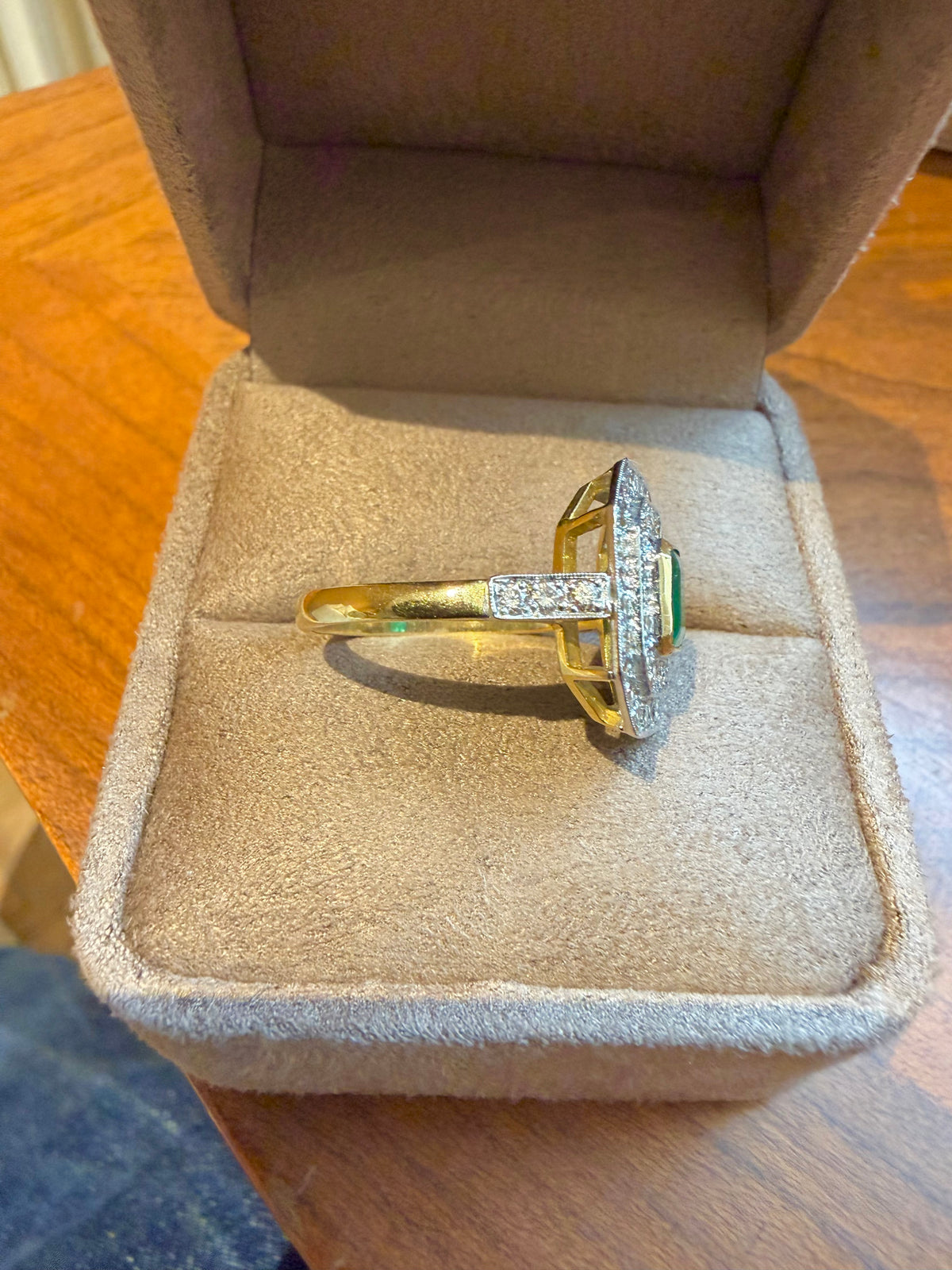 « Isabelle » Bague entourage en or émeraude et diamants
