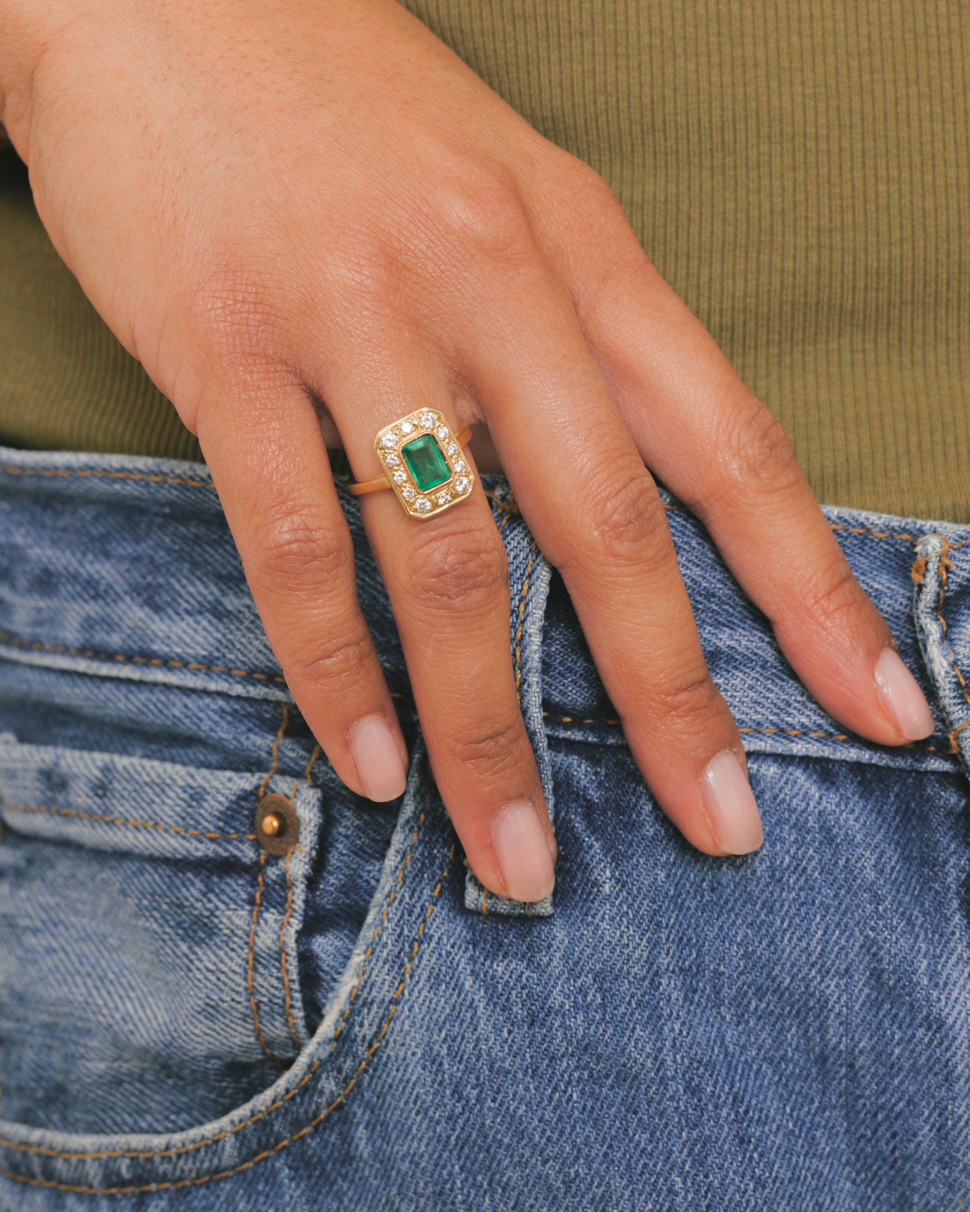 Bague en or jaune, émeraude et diamants