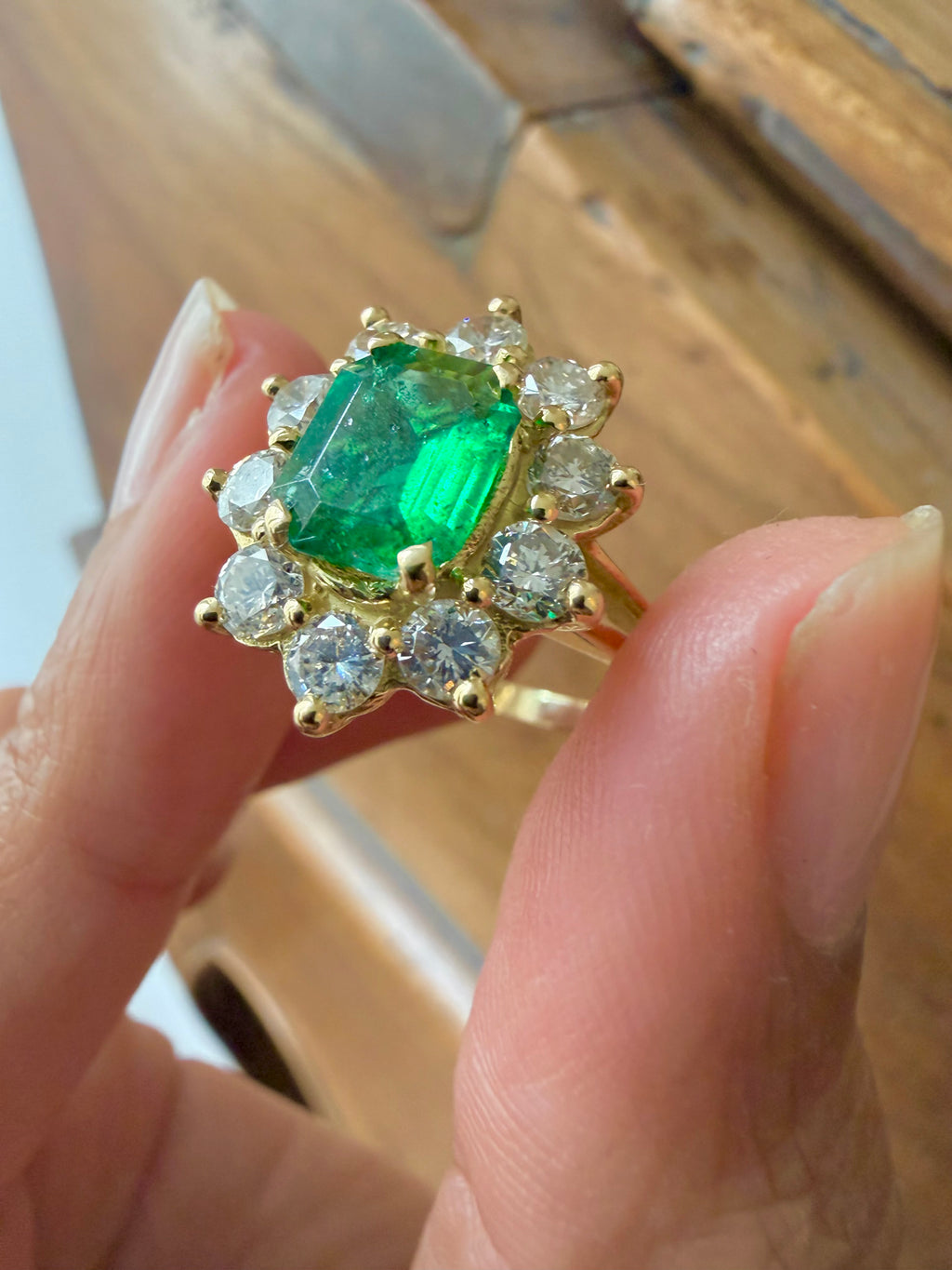 "Cécile" Bague Pompadour en or jaune, émeraude et diamants