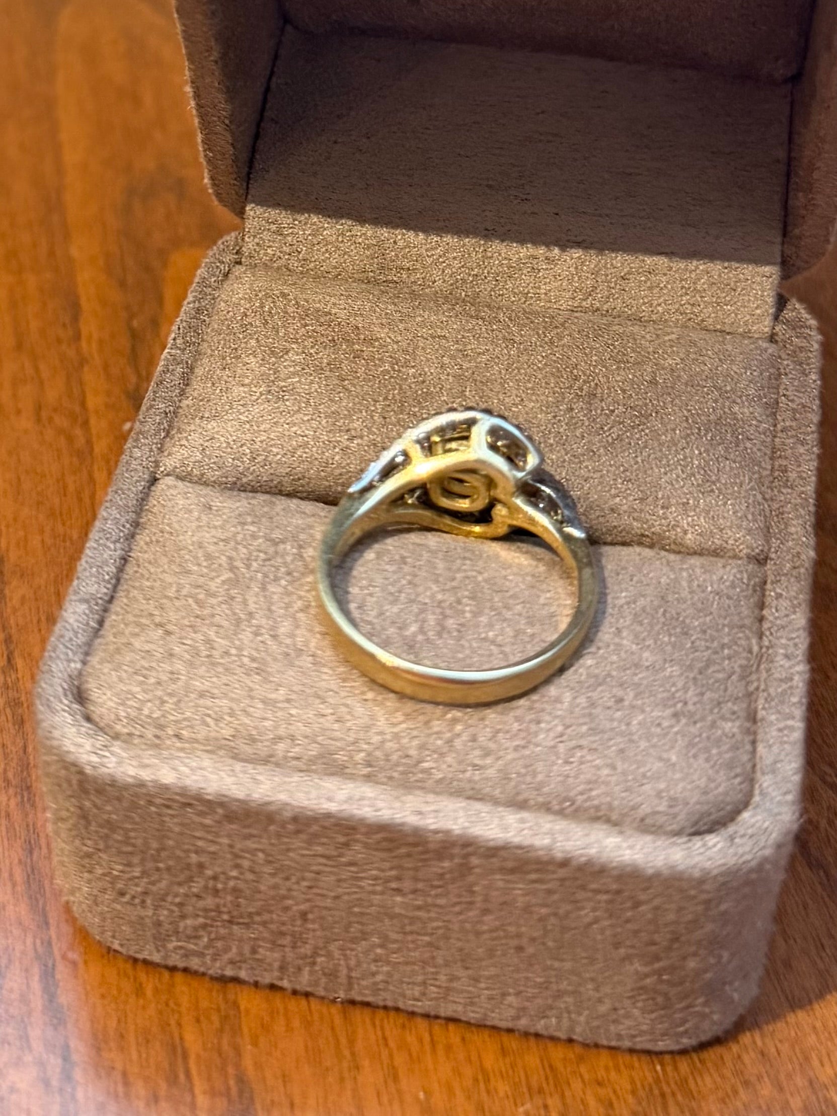 "Louise" Bague en or jaune, saphir et diamants