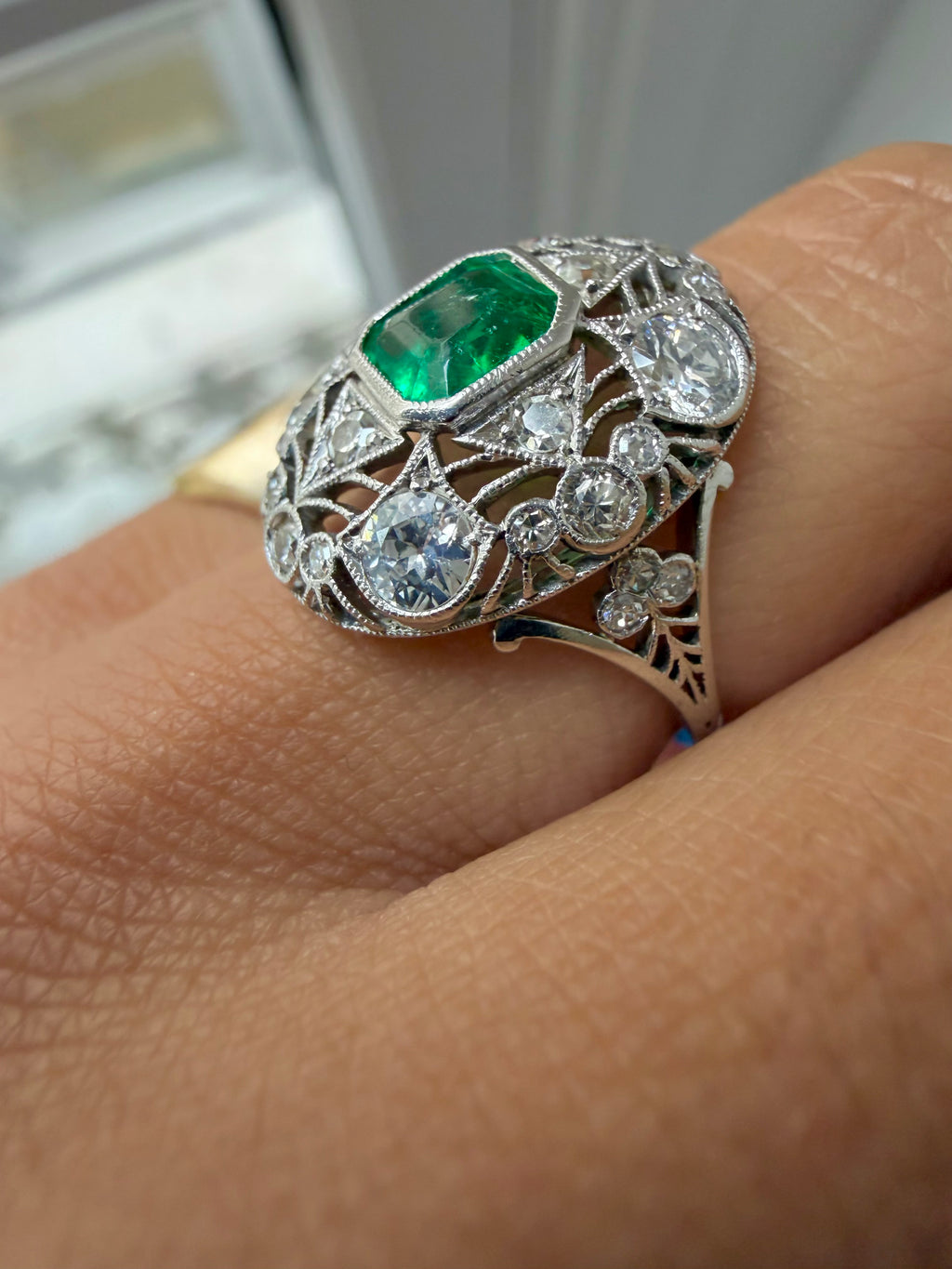 " Marie" Bague entourage dentelle en or blanc émeraude et diamants