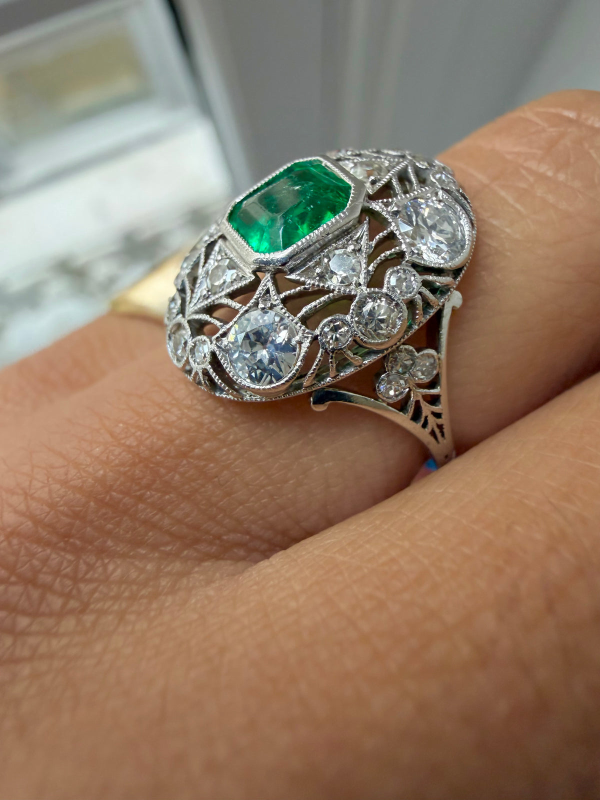 " Marie" Bague entourage dentelle en or blanc émeraude et diamants