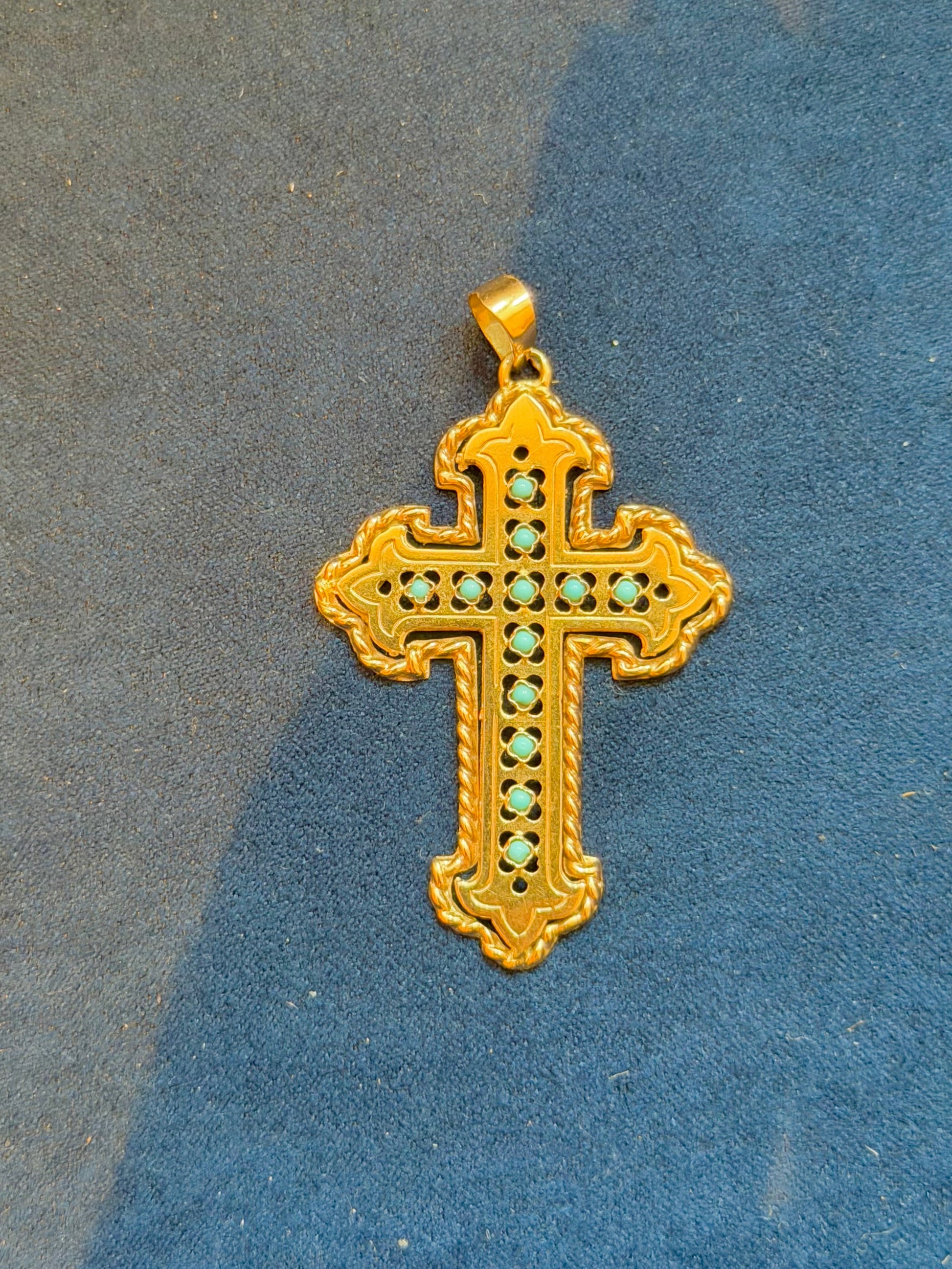 Croix en or jaune et turquoises