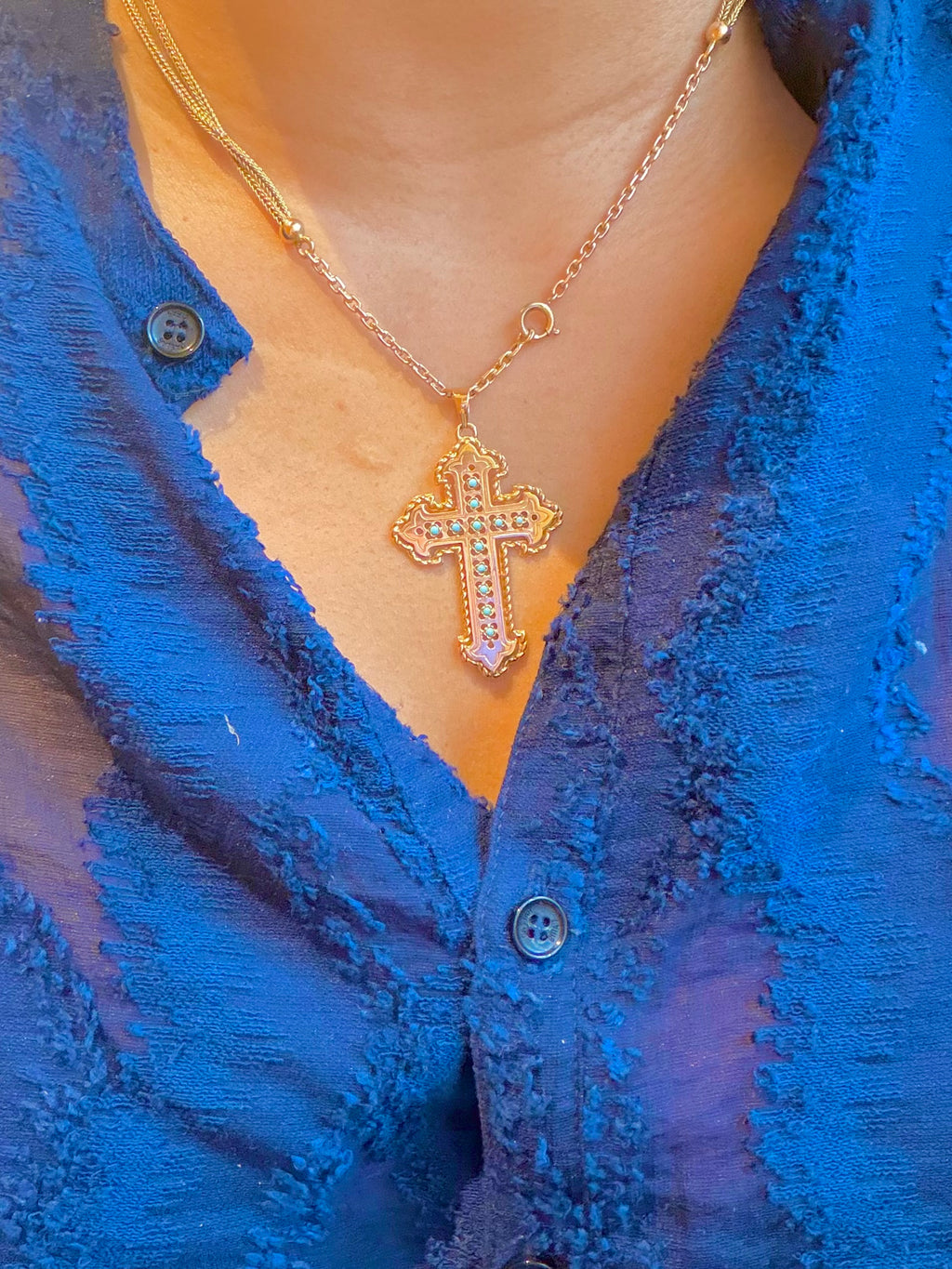 Croix en or jaune et turquoises