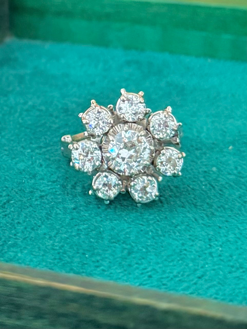 "Félicie" Bague Marguerite en platine, et diamants 2,75 carats.