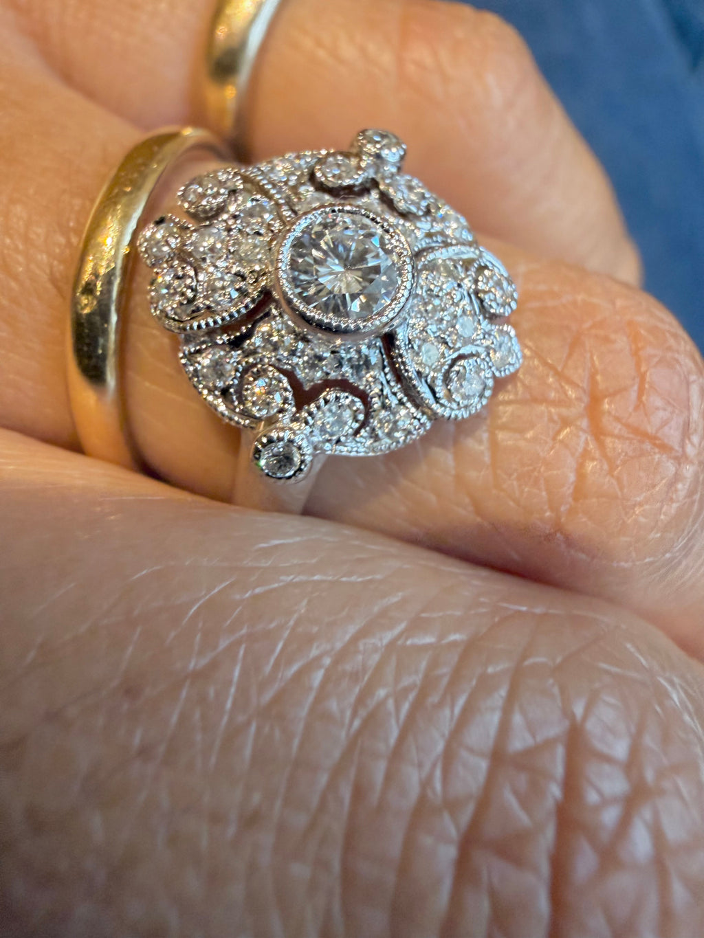 "Colombine" Bague entourage en or blanc et diamants