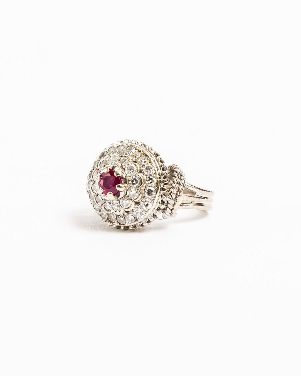 "Alma" Bague Dôme en or blanc, rubis et diamants