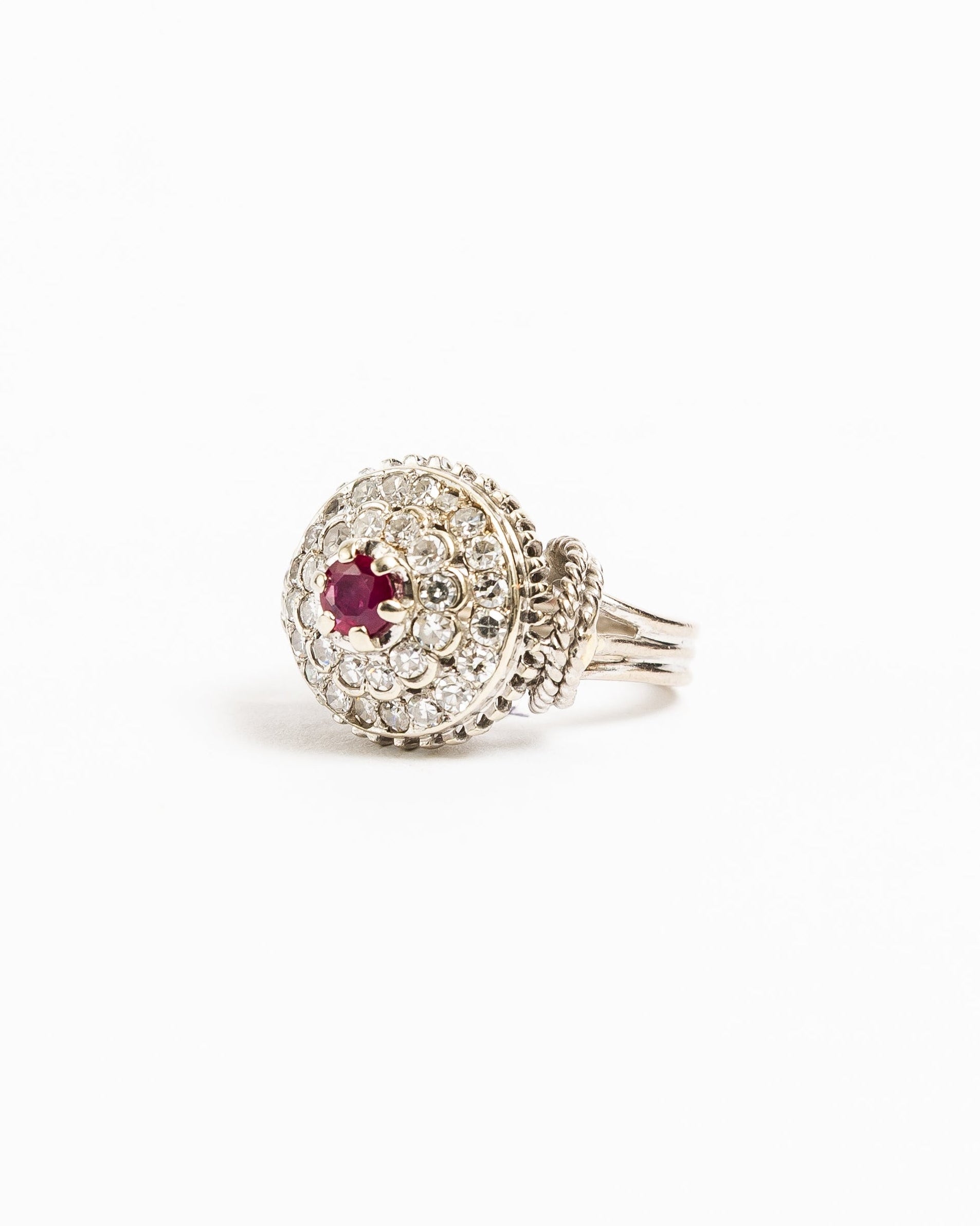 "Alma" Bague Dôme en or blanc, rubis et diamants