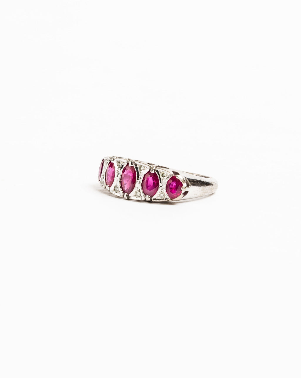 ''Laure" Bague Jarretière en or blanc, rubis et diamants