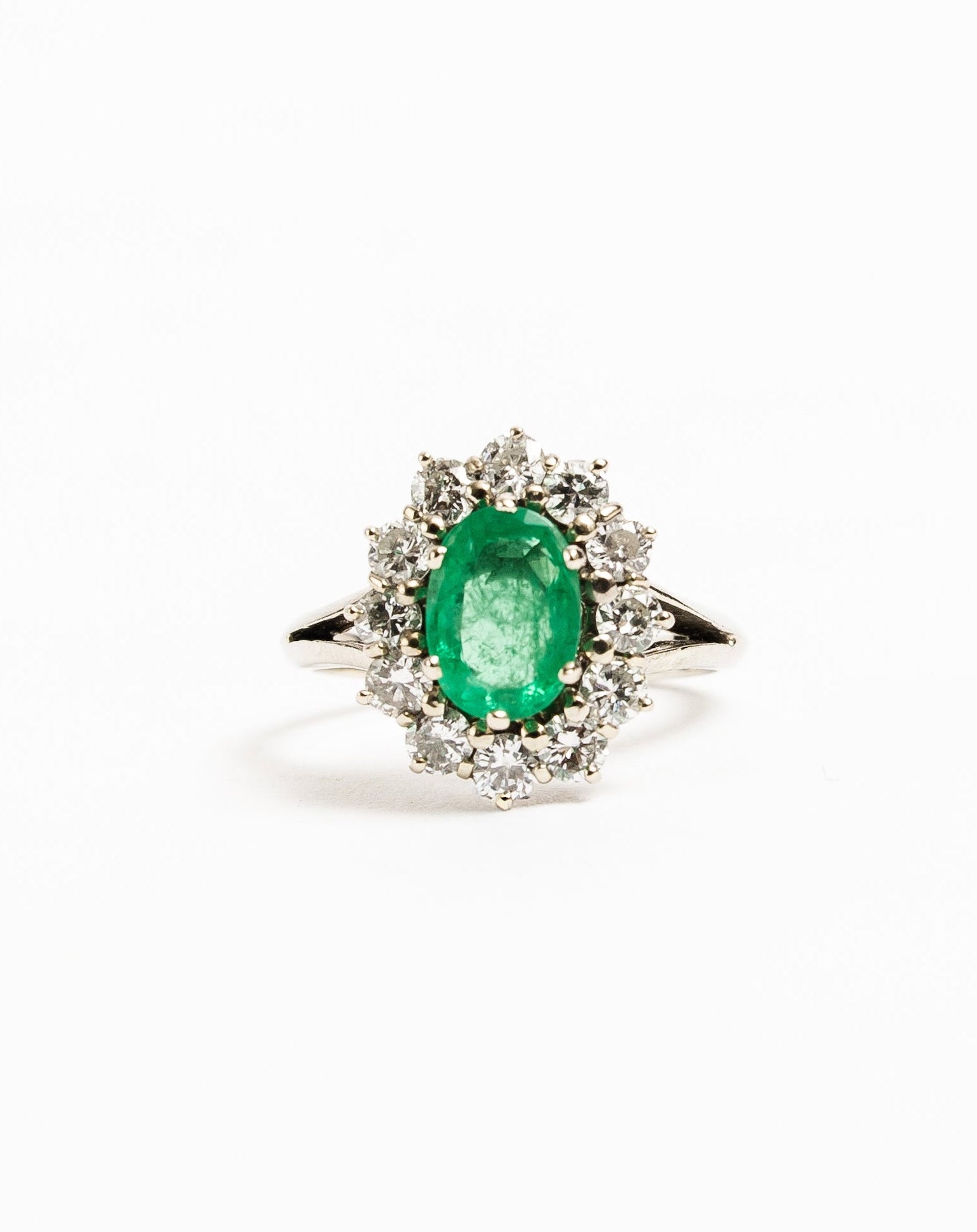 "Madeleine" Bague Marguerite en or blanc, émeraude et diamants