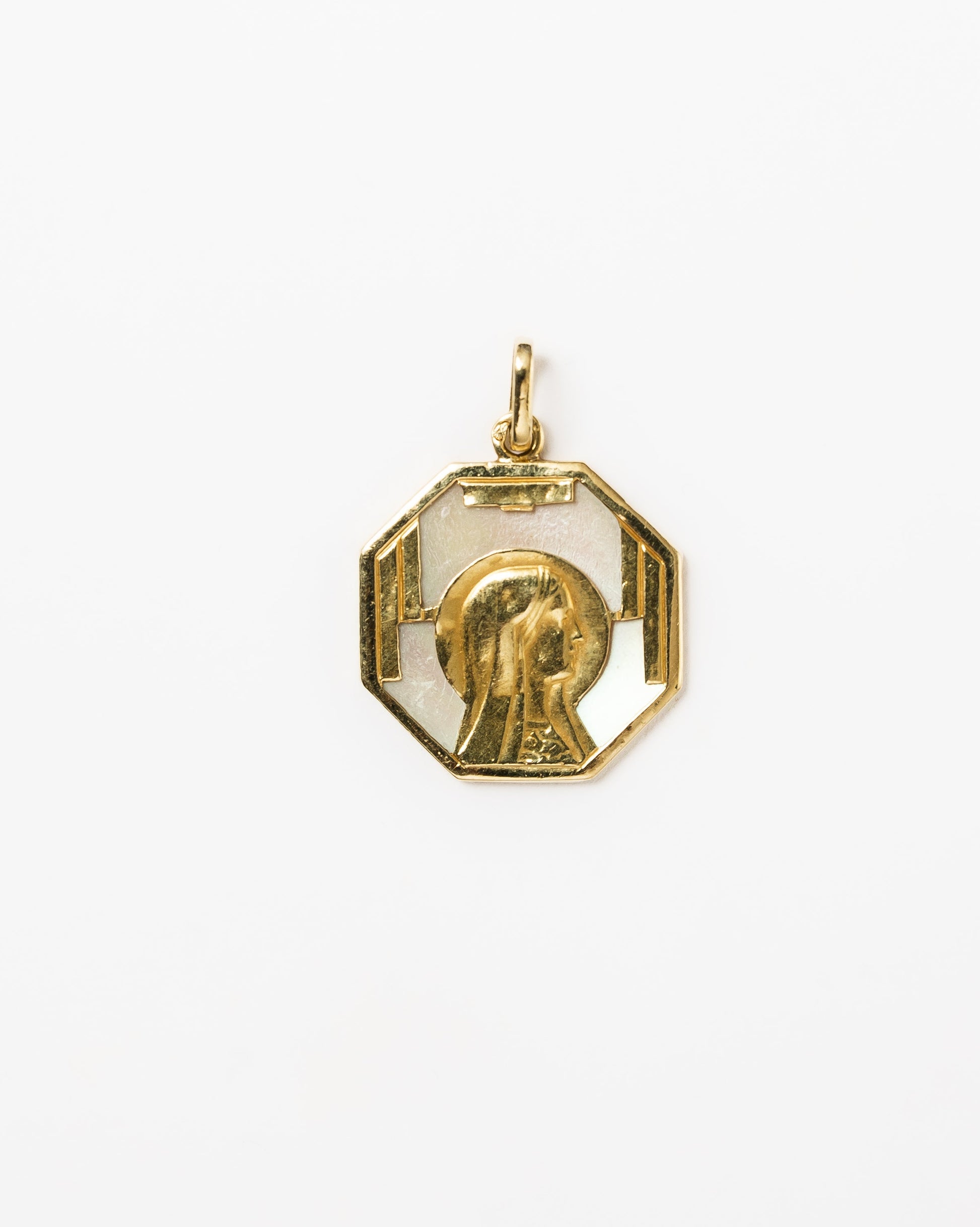 Pendentif Médaille Art Déco Sainte Vierge Marie en or jaune et nacre
