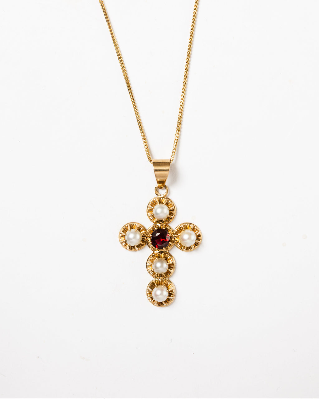 Chaîne et croix en or jaune, grenat et perles