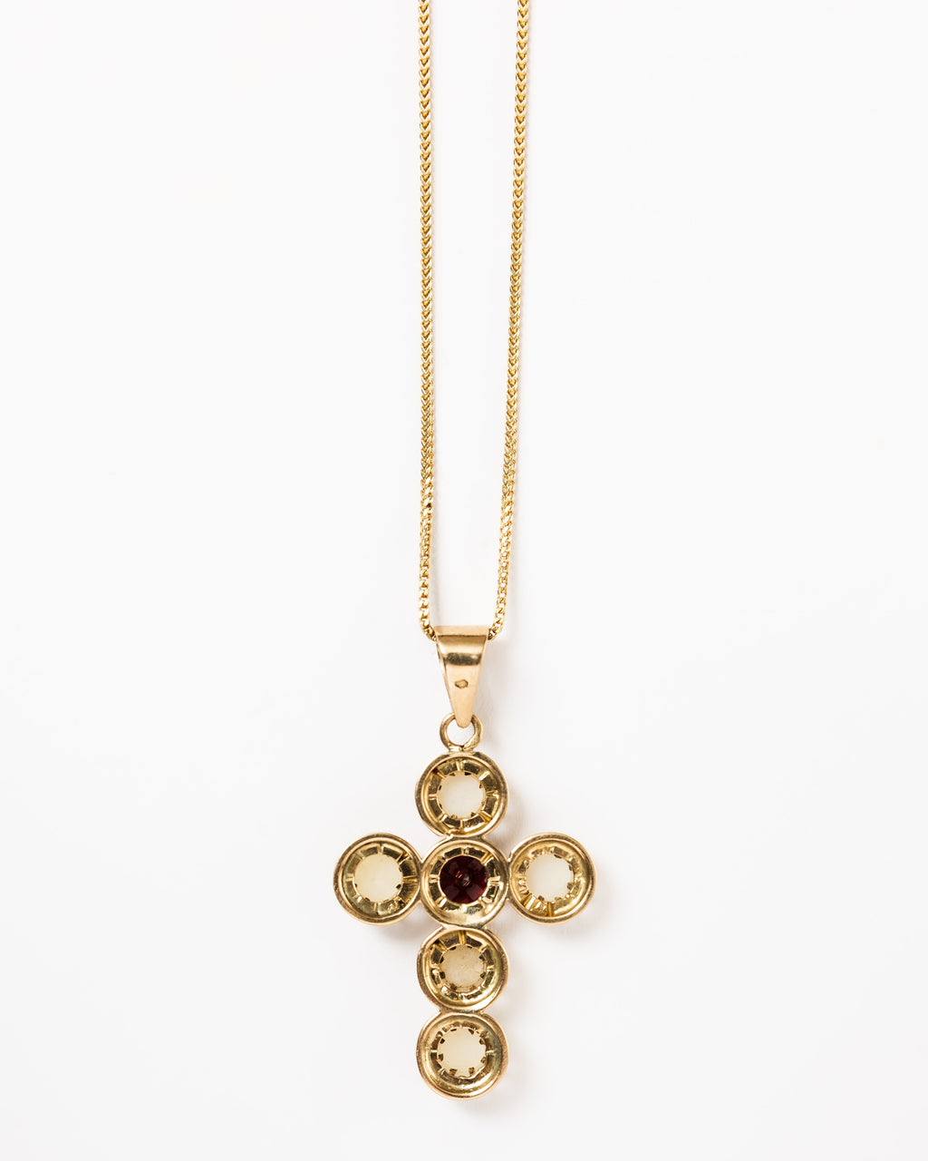 Chaîne et croix en or jaune, grenat et perles