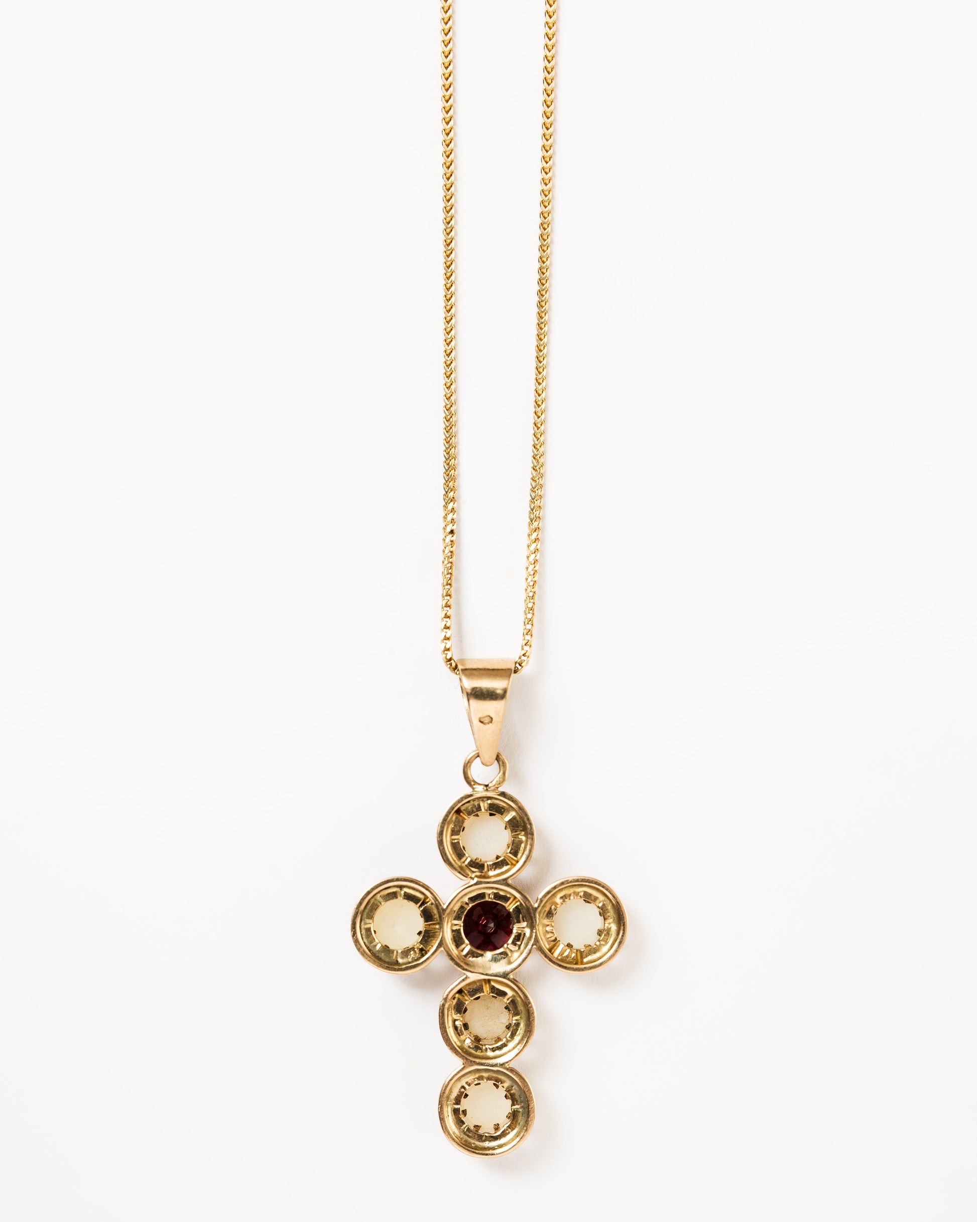 Chaîne et croix en or jaune, grenat et perles
