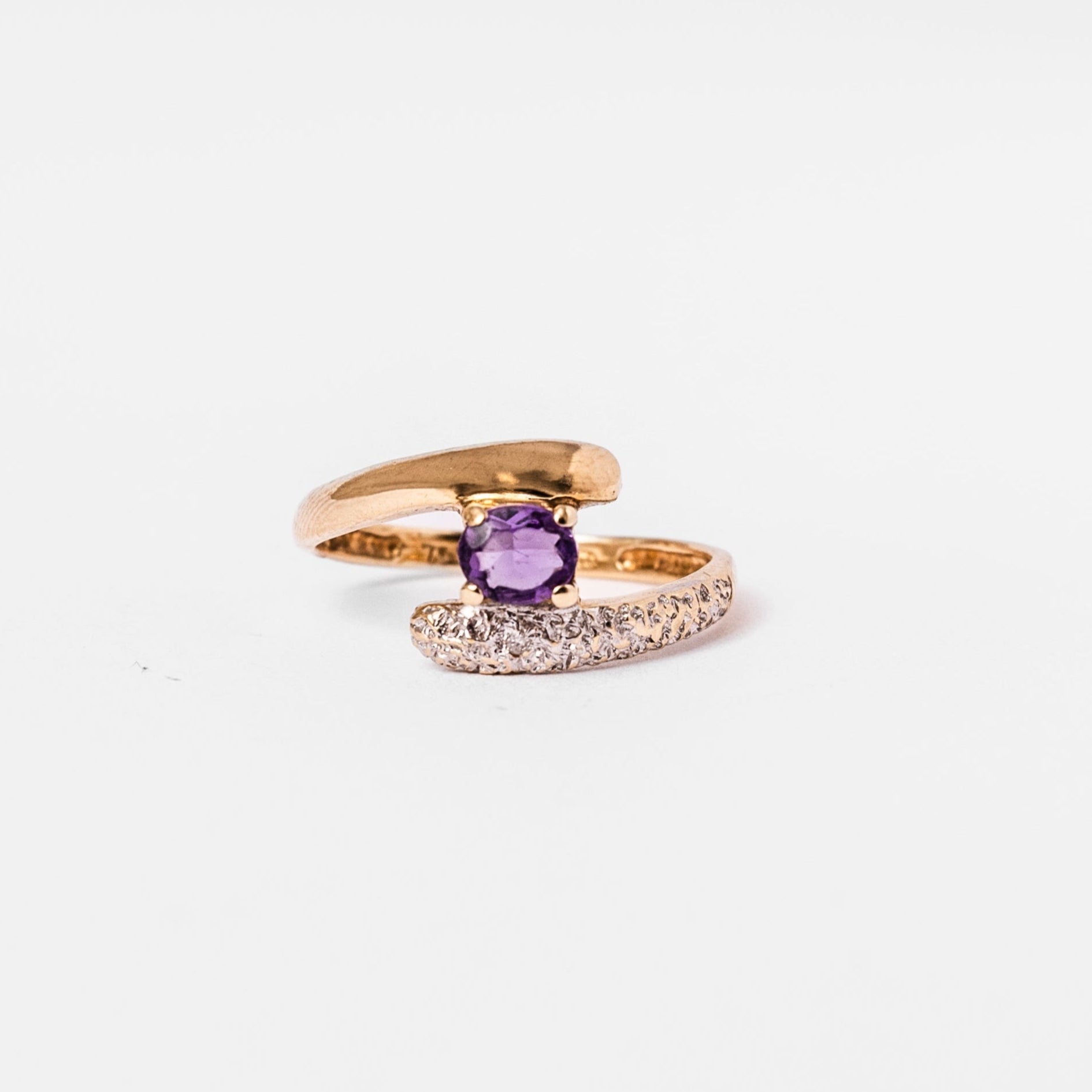 Bague en or jaune, or blanc et améthyste