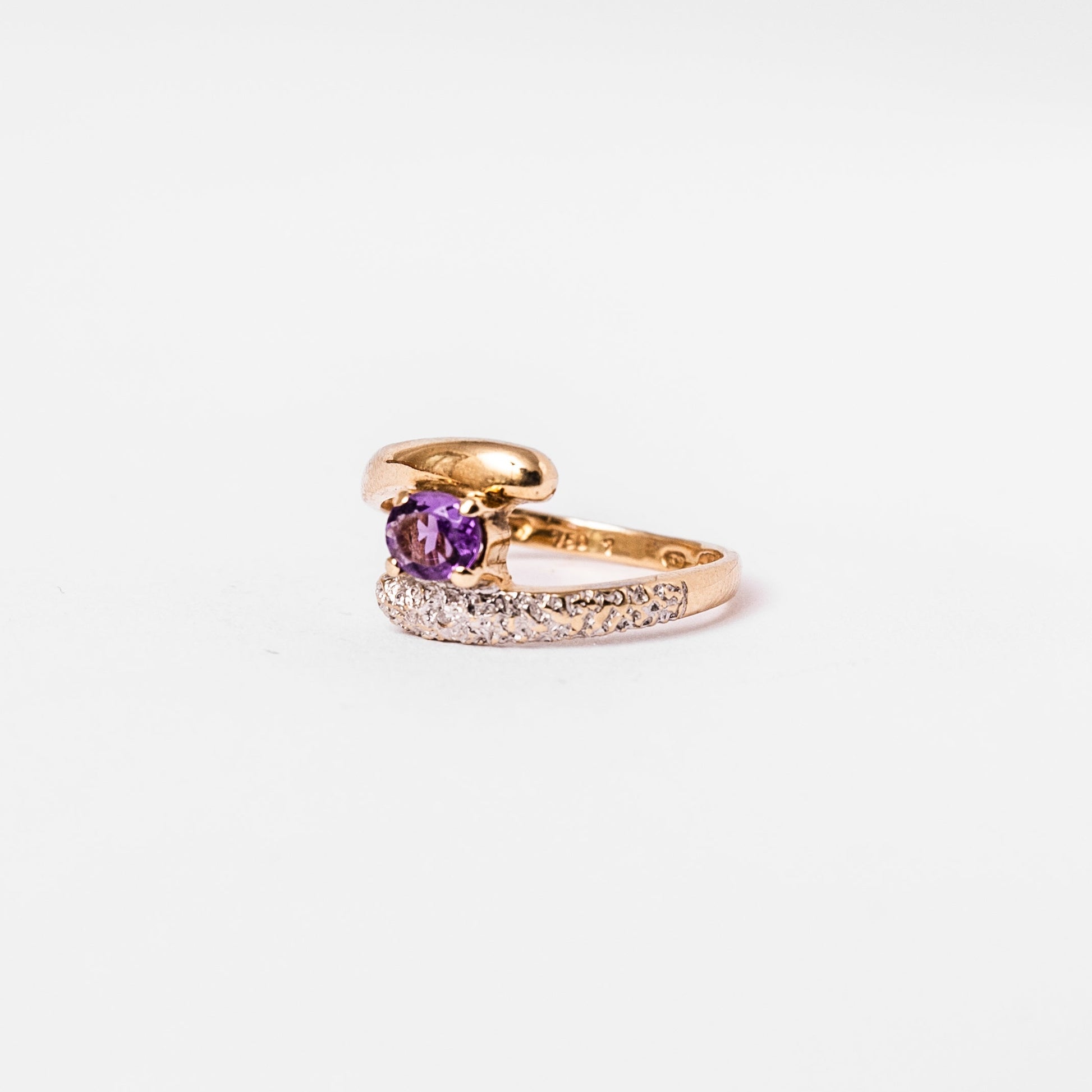 Bague en or jaune, or blanc et améthyste