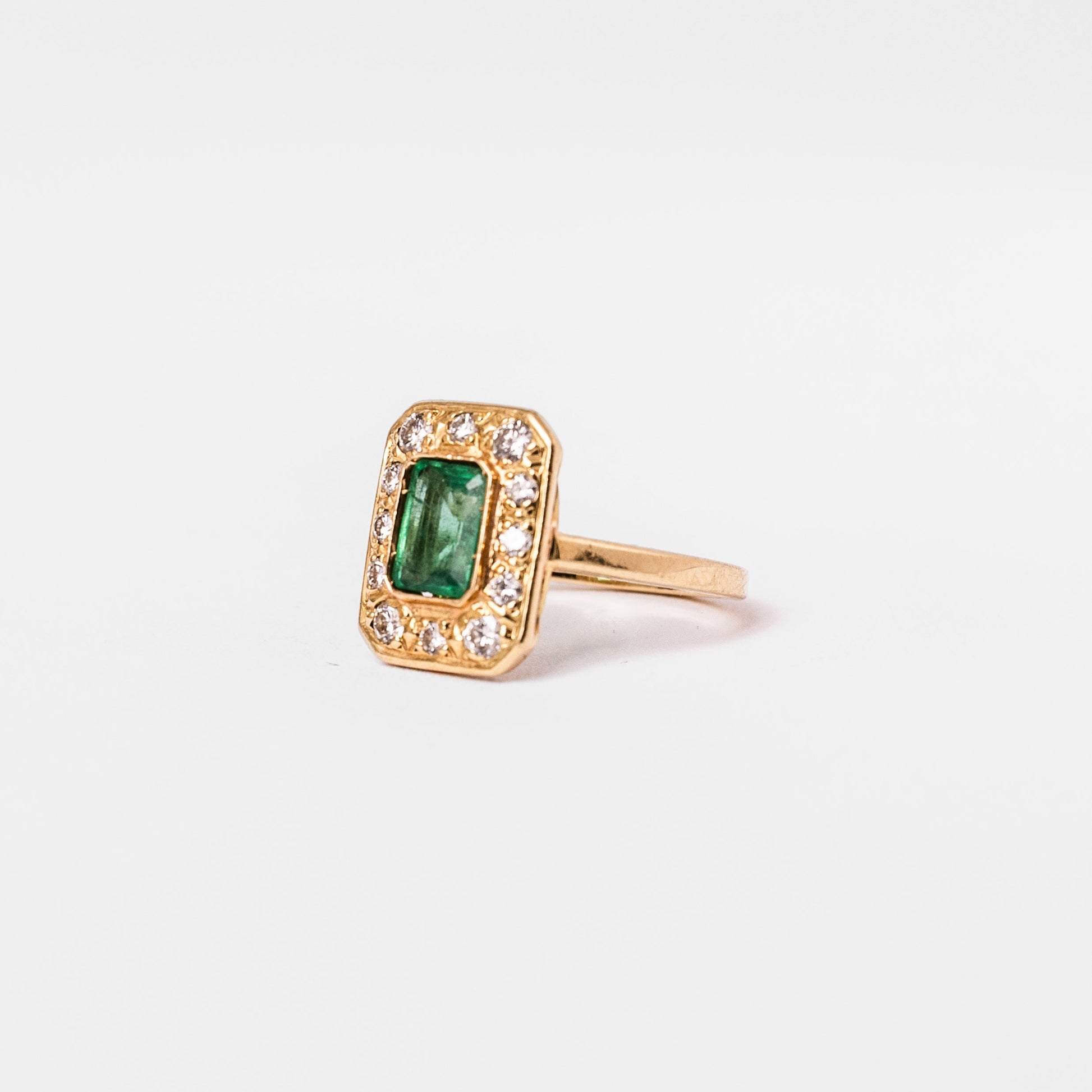 Bague en or jaune, émeraude et diamants