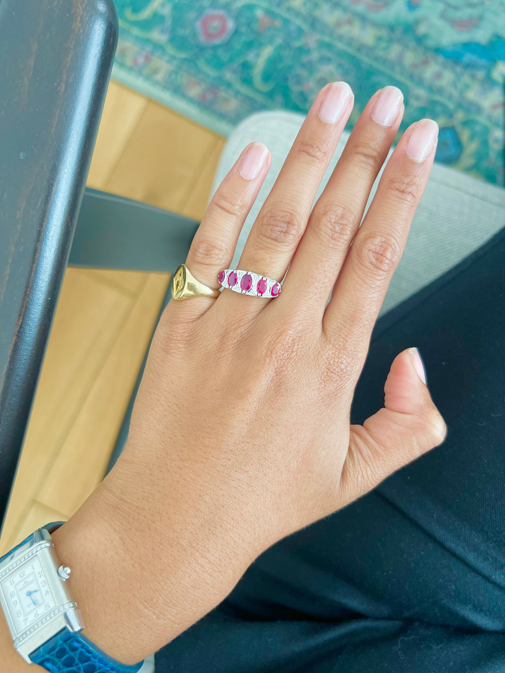 ''Laure" Bague Jarretière en or blanc, rubis et diamants