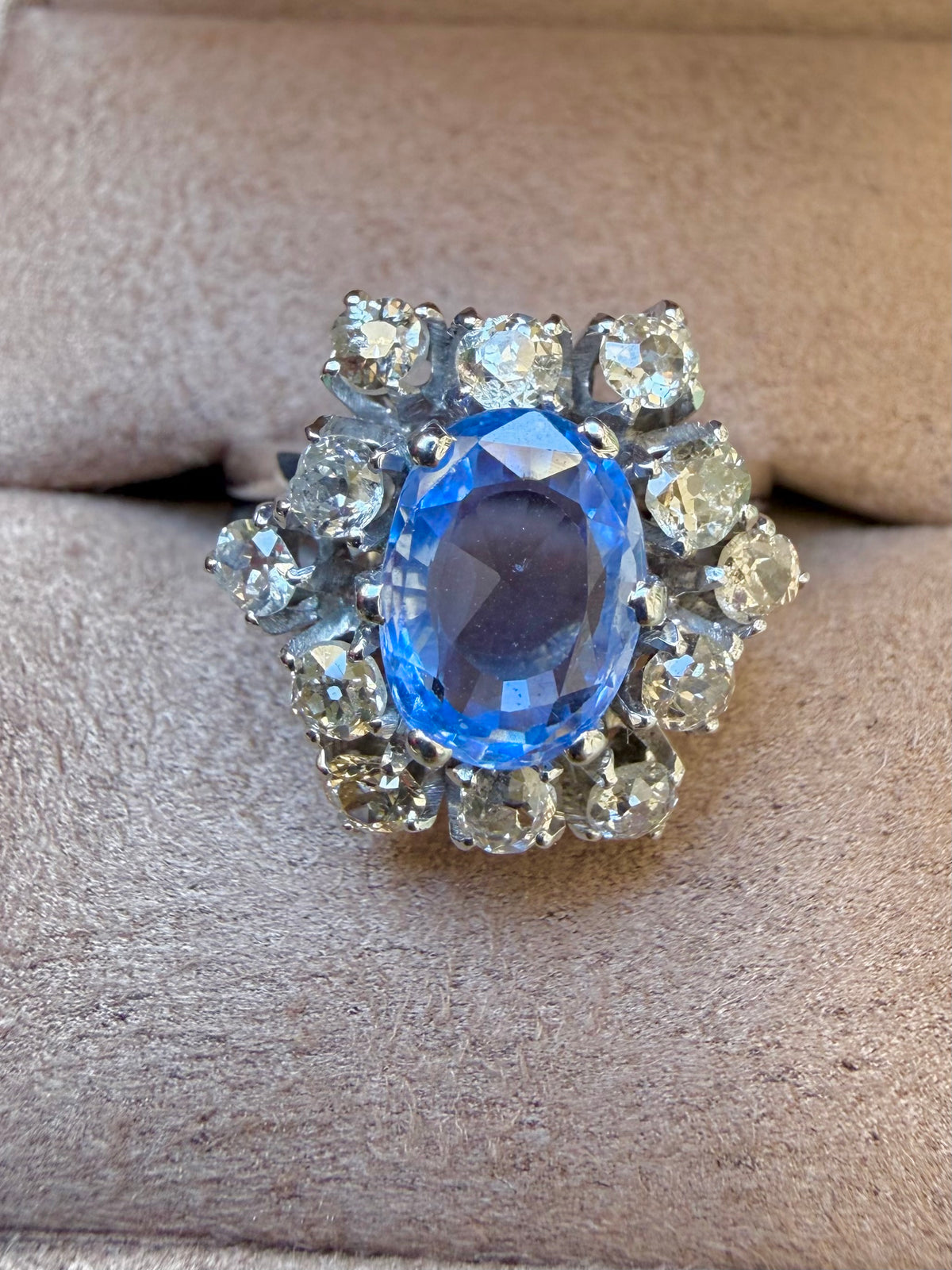 « Bianca » Bague entourage en or blanc saphir Ceylan et diamants