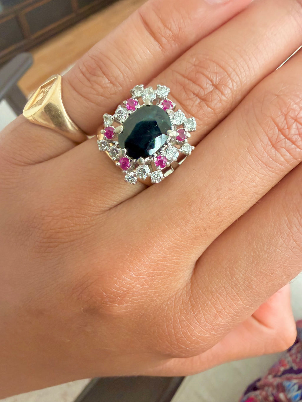 « Anne » Bague en or blanc, saphir rubis et diamants