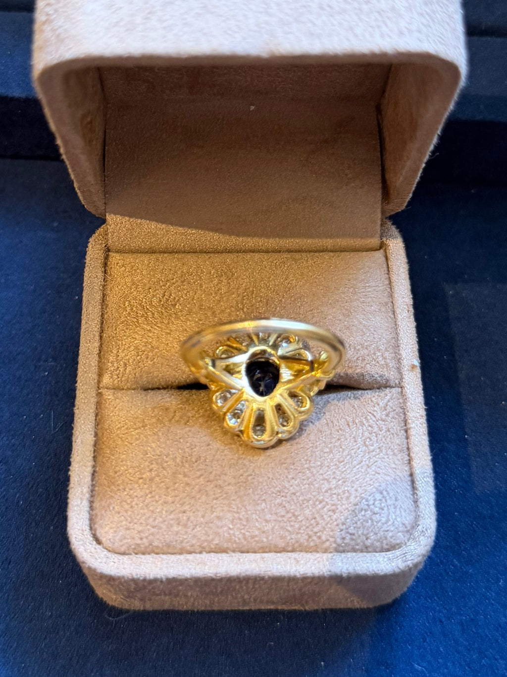 "Clémentine" Bague Pompadour en or jaune, saphir et diamants