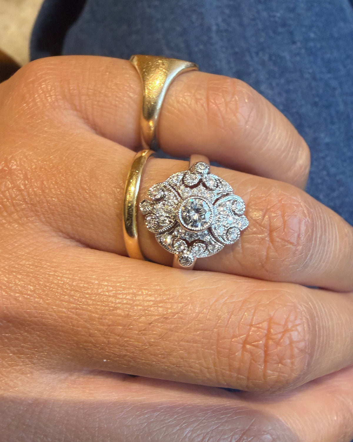 "Colombine" Bague entourage en or blanc et diamants