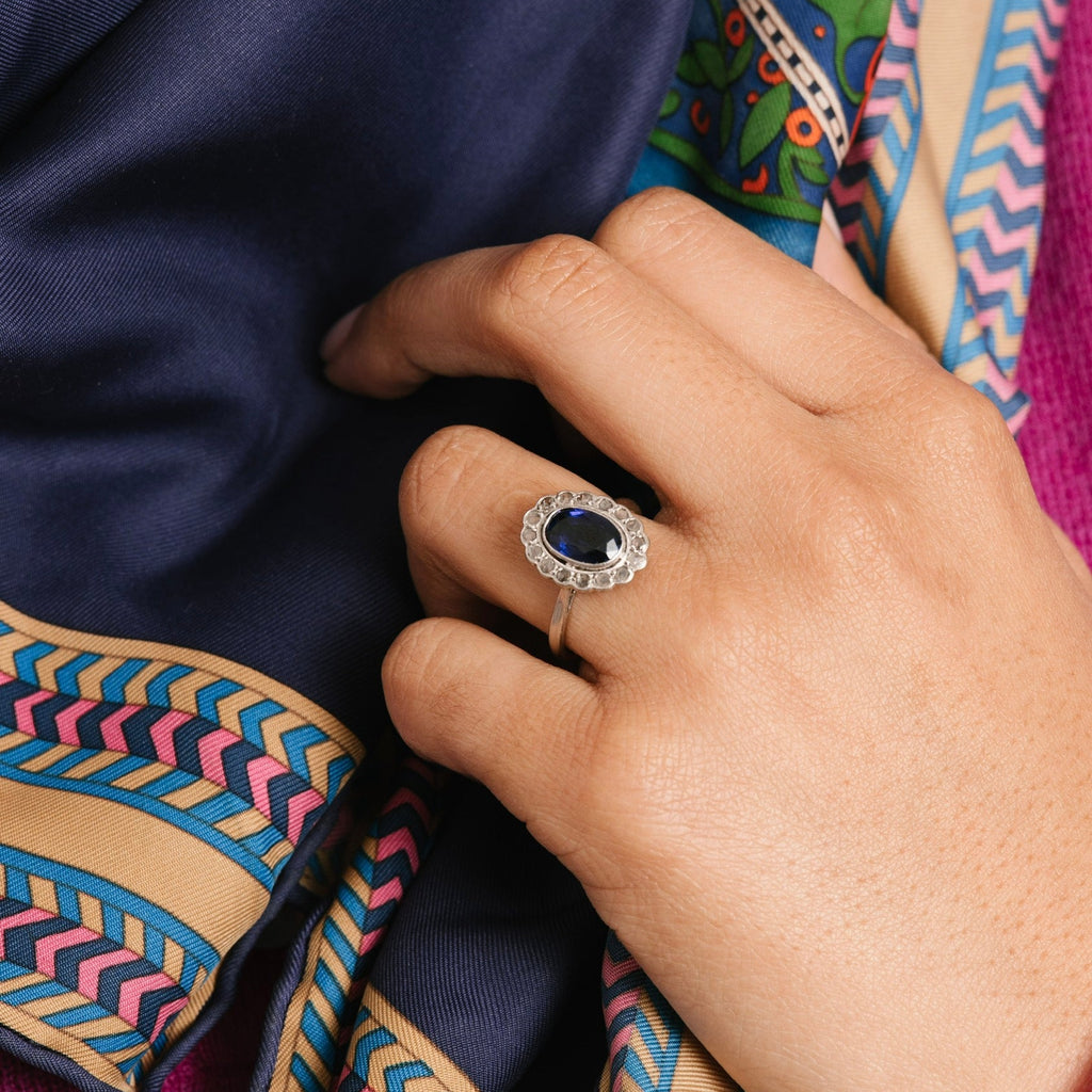 Bague Marguerite en or blanc, saphir Verneuil et diamants