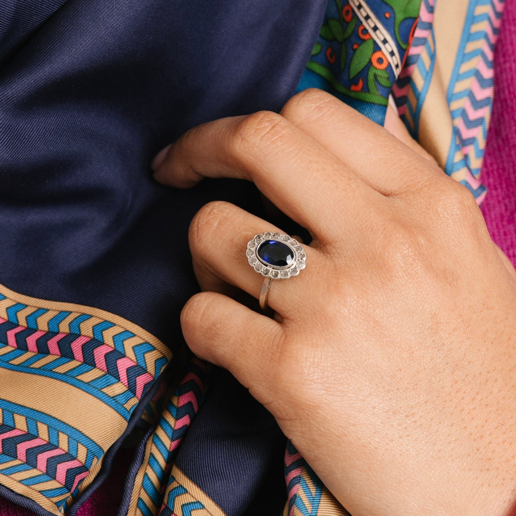 Bague Marguerite en or blanc, saphir Verneuil et diamants