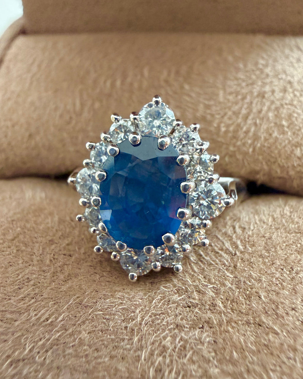 "Blandine" Bague Pompadour en or blanc, saphir et diamants