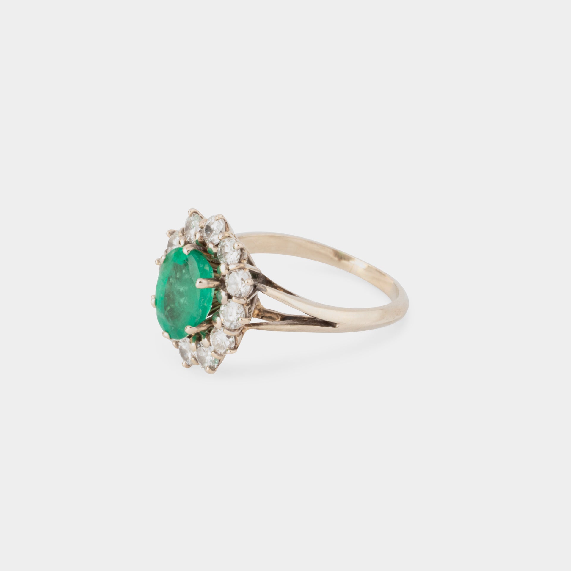 Bague Marguerite en or blanc, émeraude et diamants