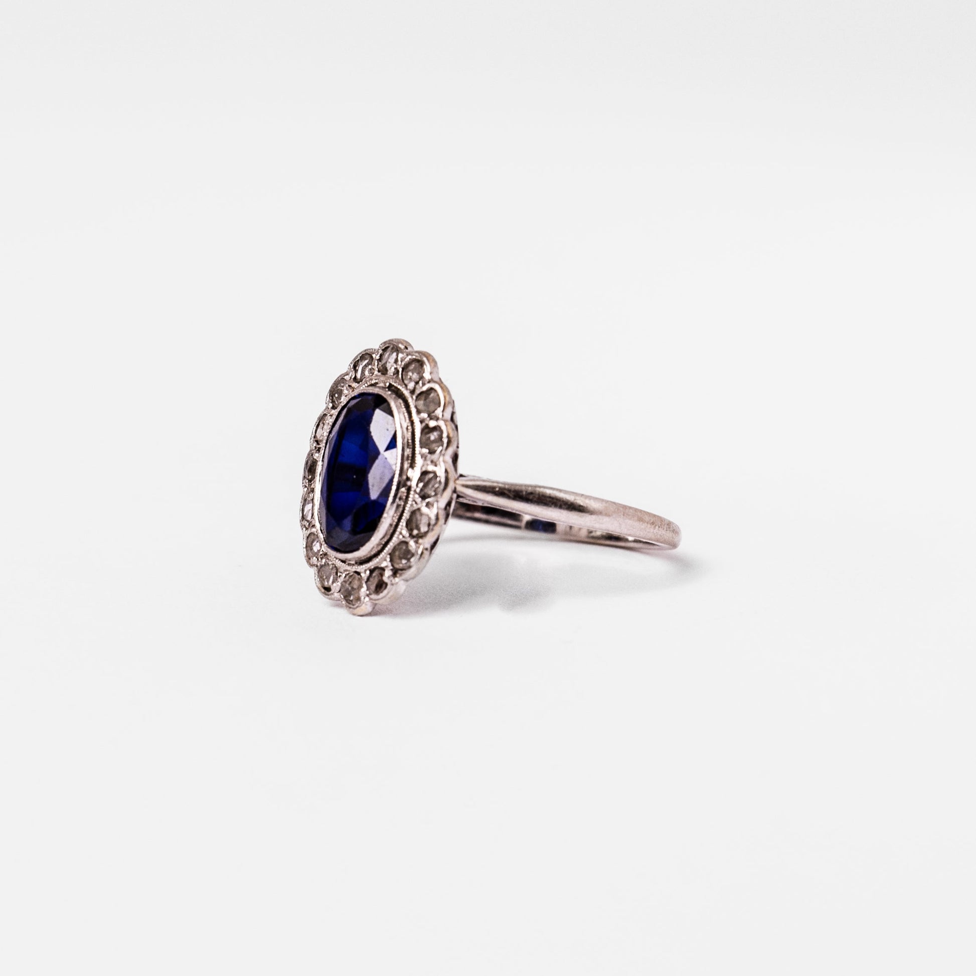 Bague Marguerite en or blanc, saphir Verneuil et diamants