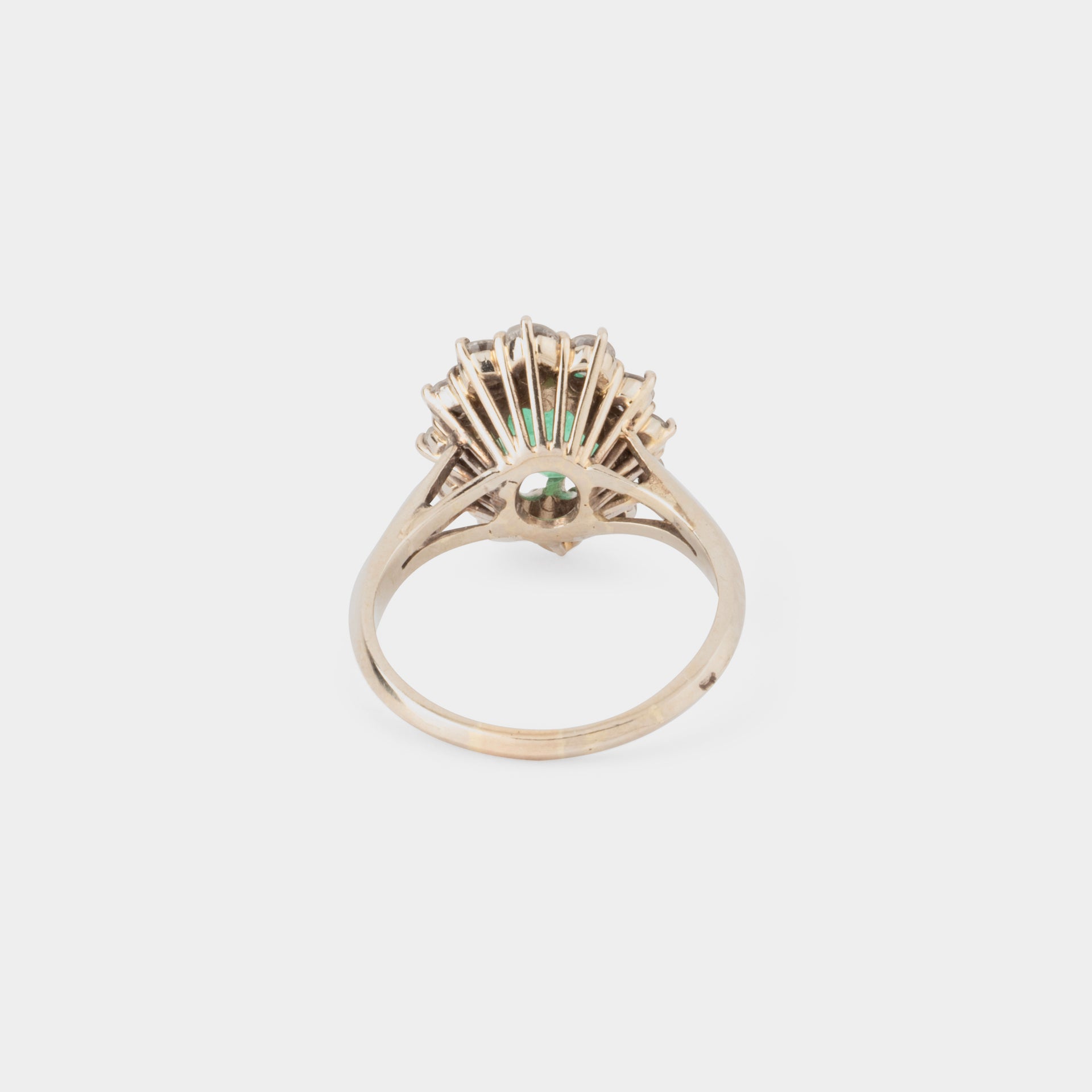 Bague Marguerite en or blanc, émeraude et diamants