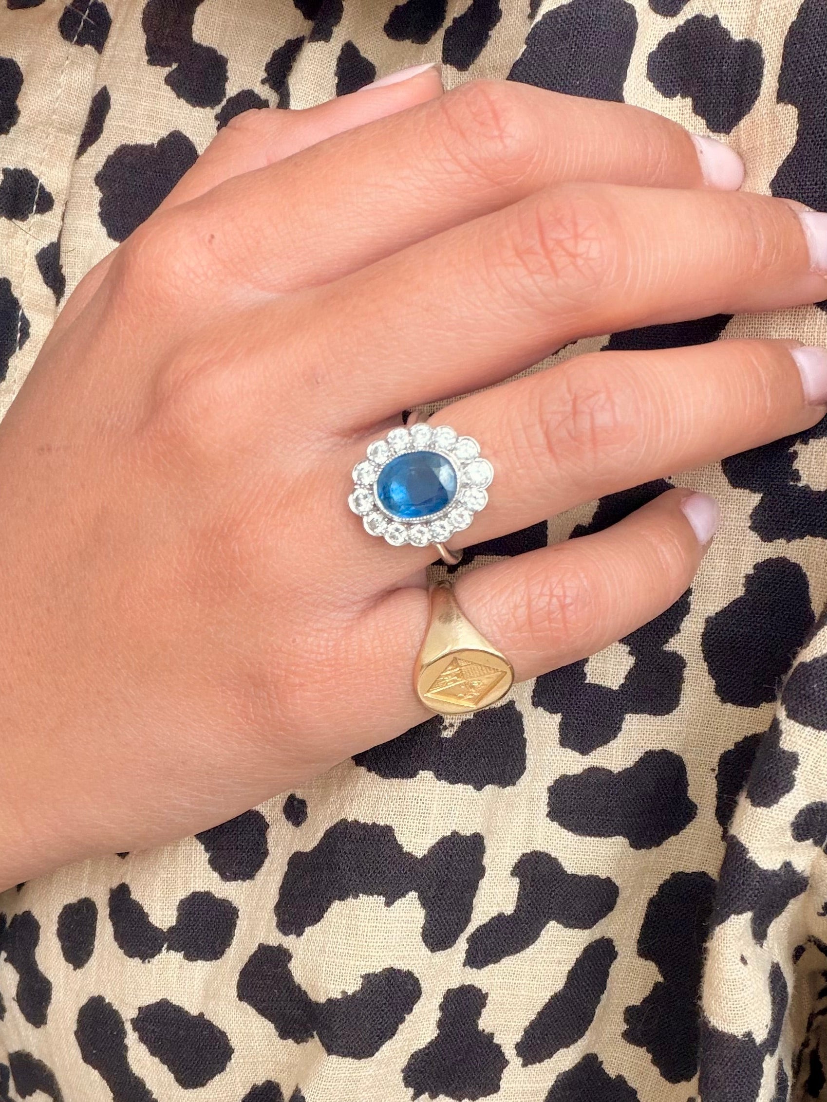« Anastasia » Bague Pompadour en or blanc saphir et diamants
