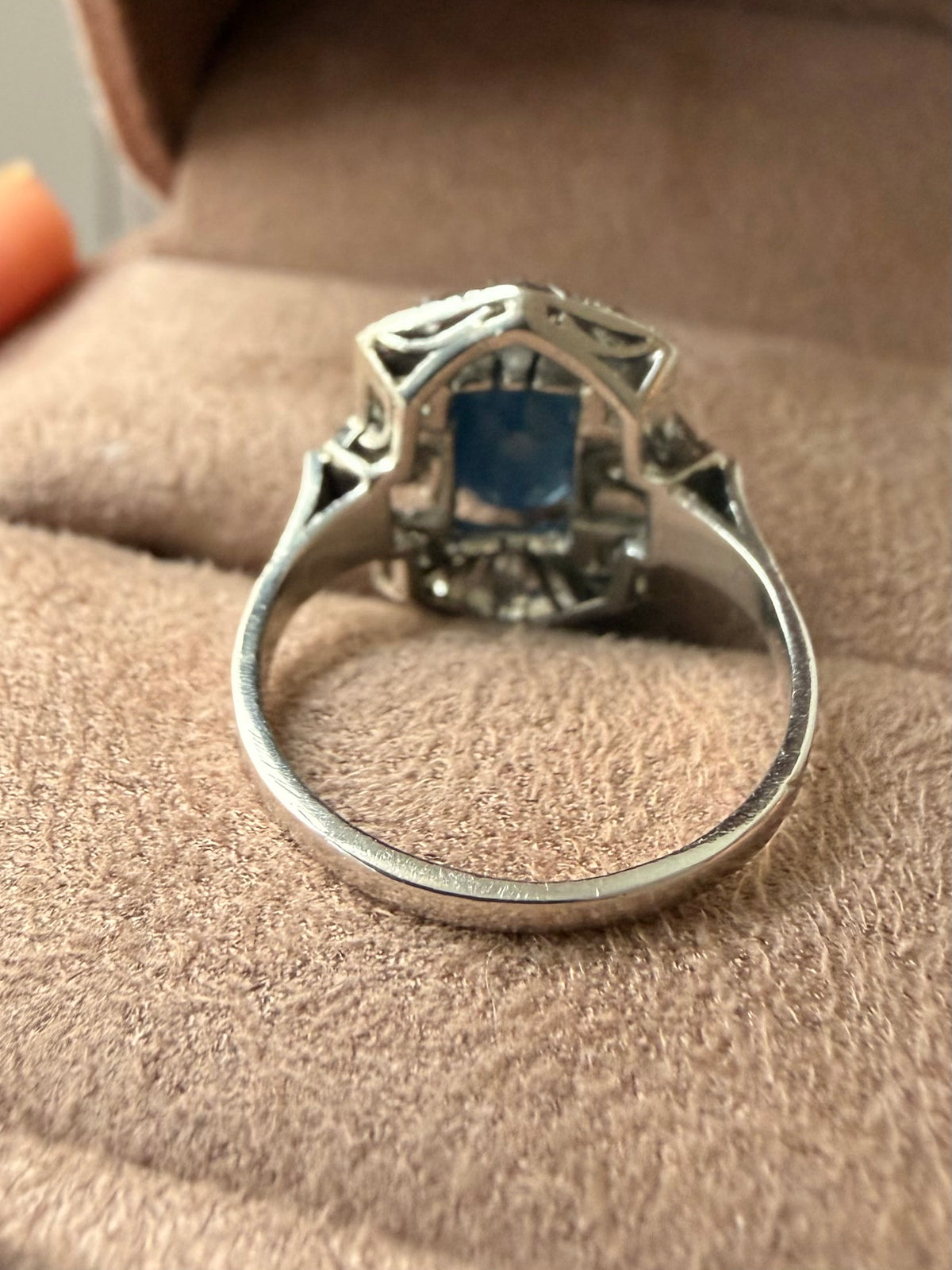 "Antoinette" Bague art déco en or blanc saphir et diamants
