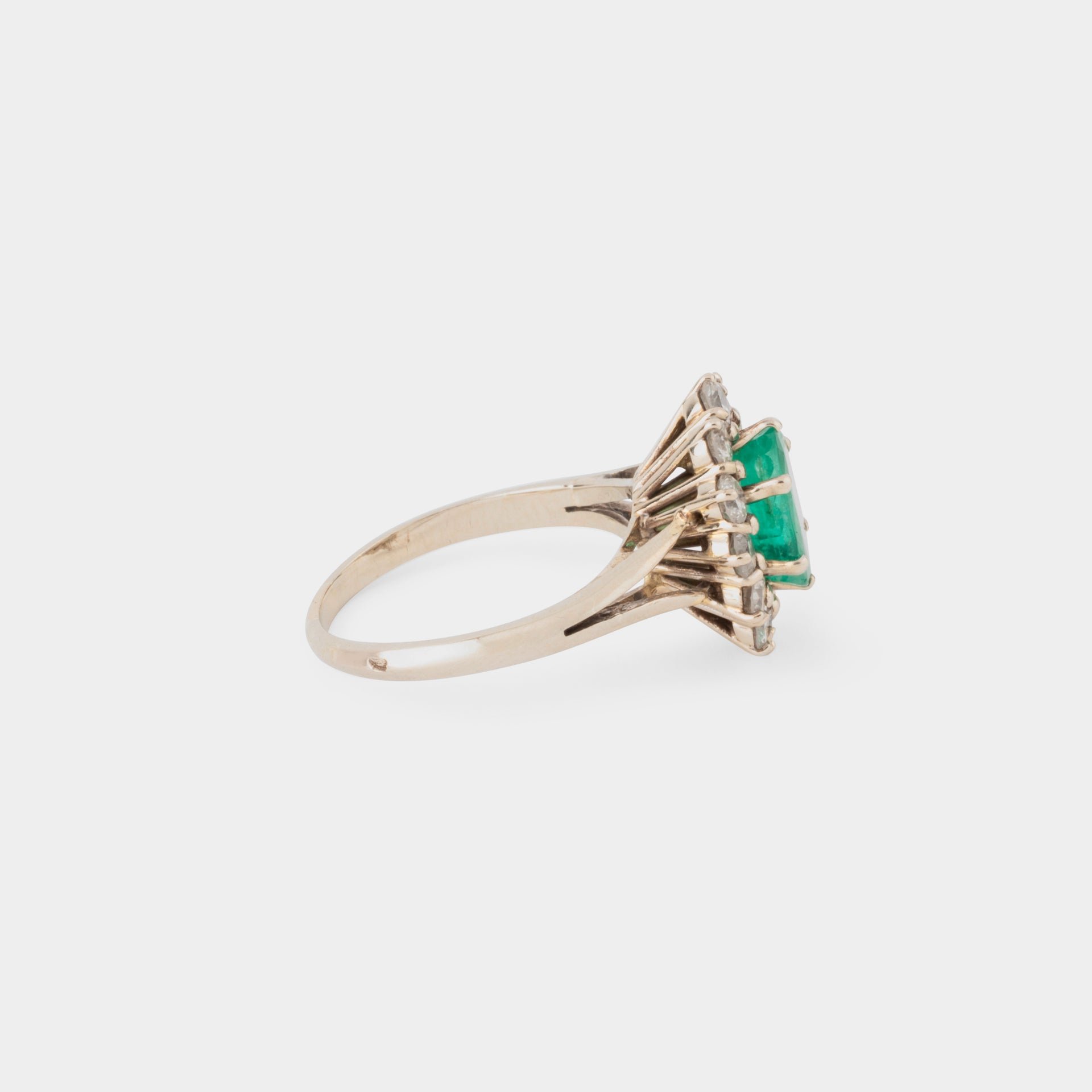 Bague Marguerite en or blanc, émeraude et diamants